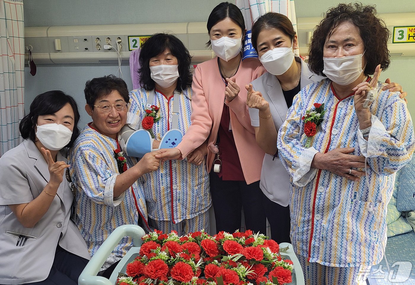 8일 오전 대구 중구 곽병원에서 간호사들이 어버이날을 맞아 어르신병동에 입원 중인 환자에게 어버이 은혜에 감사하는 마음을 담아 카네이션을 달아주고 있다. &#40;곽병원 제공&#41; 2024.5.8/뉴스1 ⓒ News1 공정식 기자