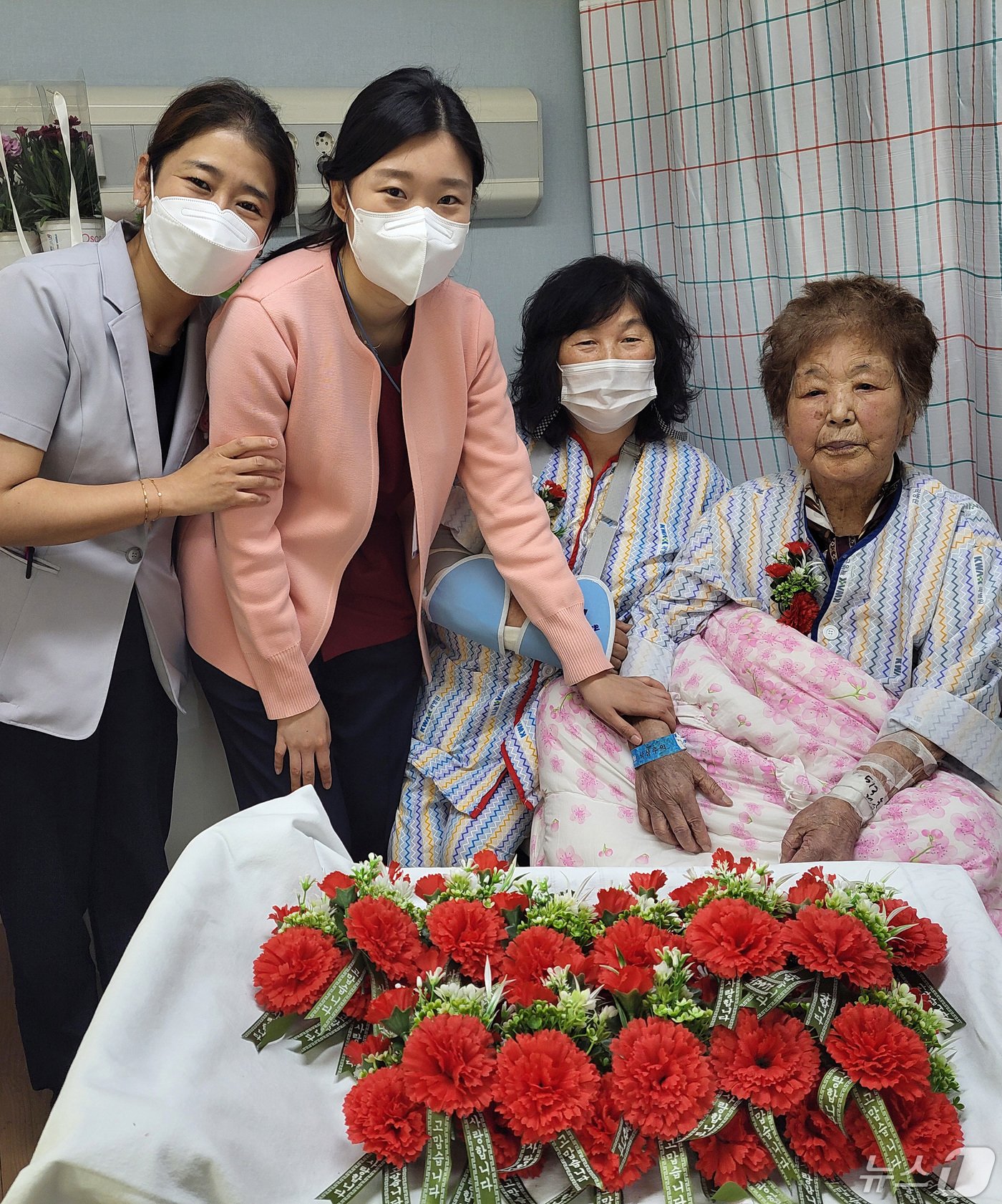 8일 오전 대구 중구 곽병원에서 간호사들이 어버이날을 맞아 어르신병동에 입원 중인 환자에게 어버이 은혜에 감사하는 마음을 담아 카네이션을 달아주고 있다. &#40;곽병원 제공&#41; 2024.5.8/뉴스1 ⓒ News1 공정식 기자