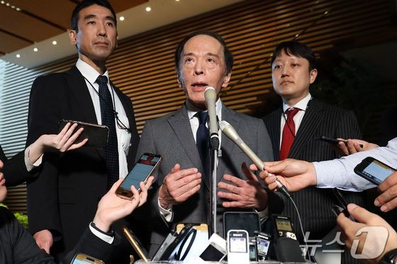 [포토] 기자들 만난 일본은행 총재
