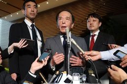 [포토] 기자들 만난 일본은행 총재
