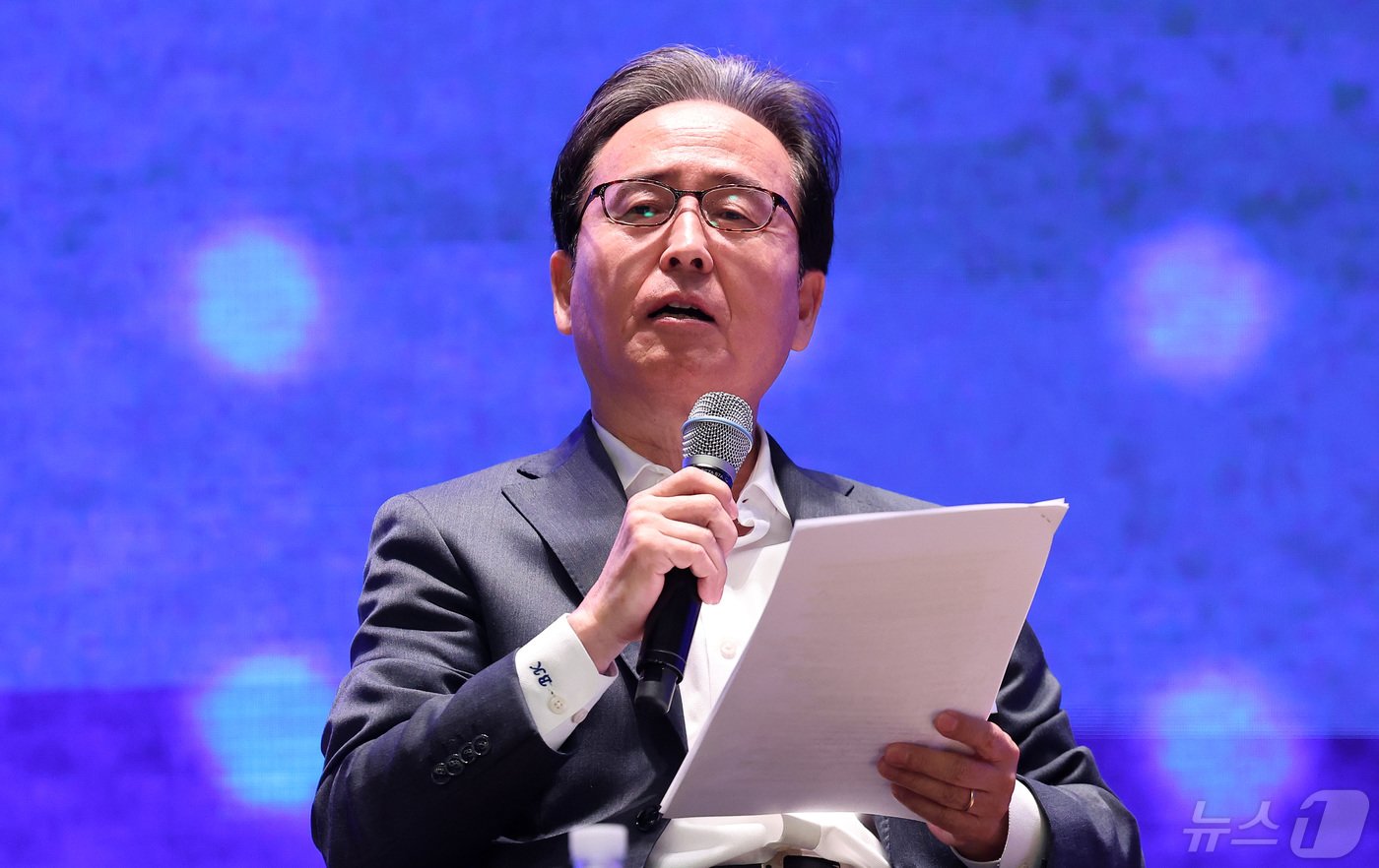 본문 이미지 - 신봉길 한국외교협회장이 8일 서울 중구 대한상공회의소 국제회의장에서 열린 '뉴스1 미래포럼 2024'에서 '미 대선과 한반도'라는 주제로 토론하고 있다. 이번 포럼은 '미국 대선과 22대 국회: 길을 묻다'를 주제로 뉴스1과 국회미래연구원이 공동 주최했다. 2024.5.8/뉴스1 ⓒ News1 김성진 기자