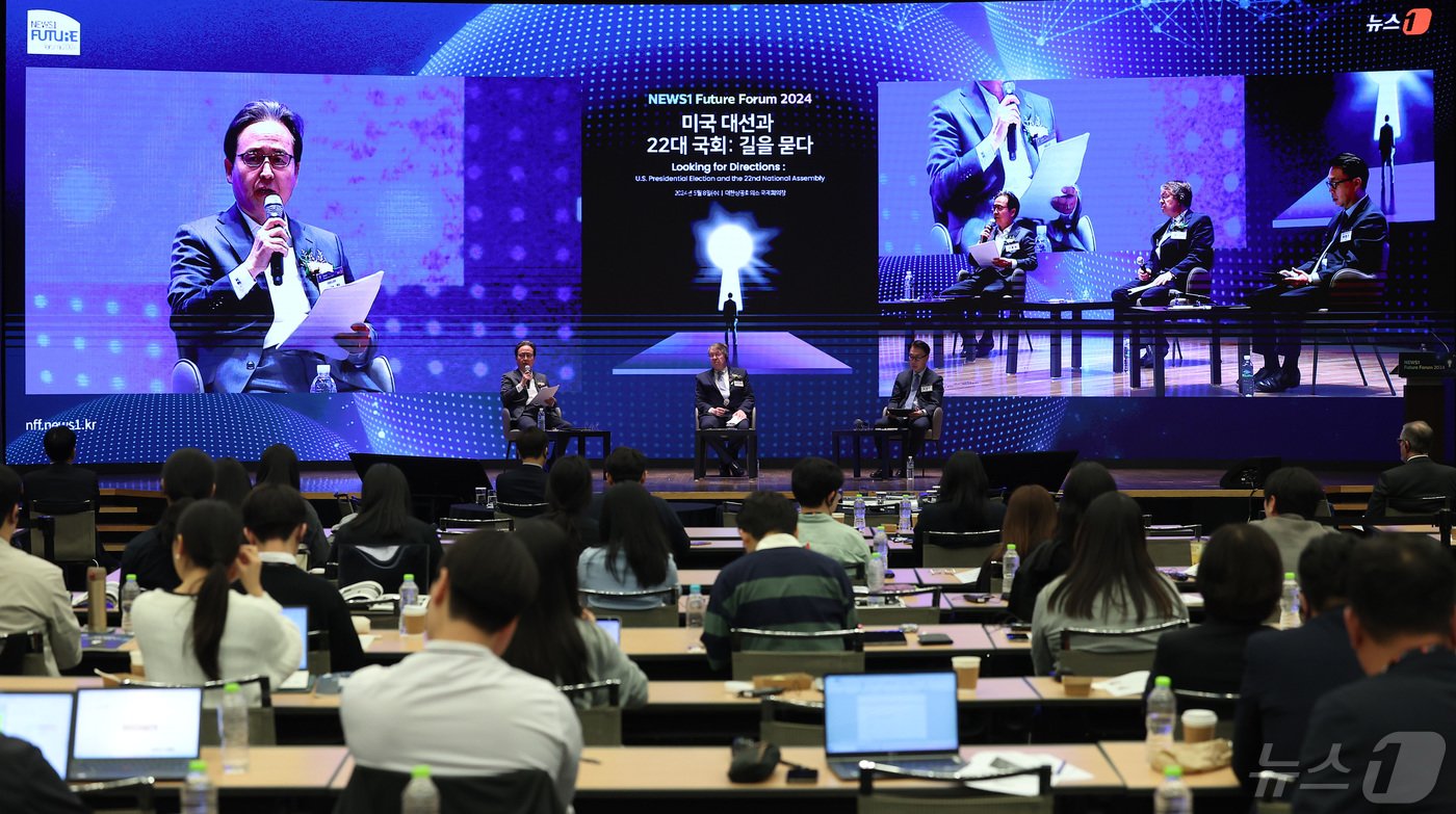 본문 이미지 - 신봉길 한국외교협회장&#40;왼쪽부터&#41;, 스콧 스나이더 한미경제연구소&#40;KEI&#41; 소장, 박원곤 이화여자대학교 대학원 북한학과 교수가 8일 서울 중구 대한상공회의소 국제회의장에서 열린 &#39;뉴스1 미래포럼 2024&#39;에서 &#39;미 대선과 한반도&#39;라는 주제로 토론하고 있다. 이번 포럼은 &#39;미국 대선과 22대 국회: 길을 묻다&#39;를 주제로 뉴스1과 국회미래연구원이 공동 주최했다. 2024.5.8/뉴스1 ⓒ News1 김성진 기자