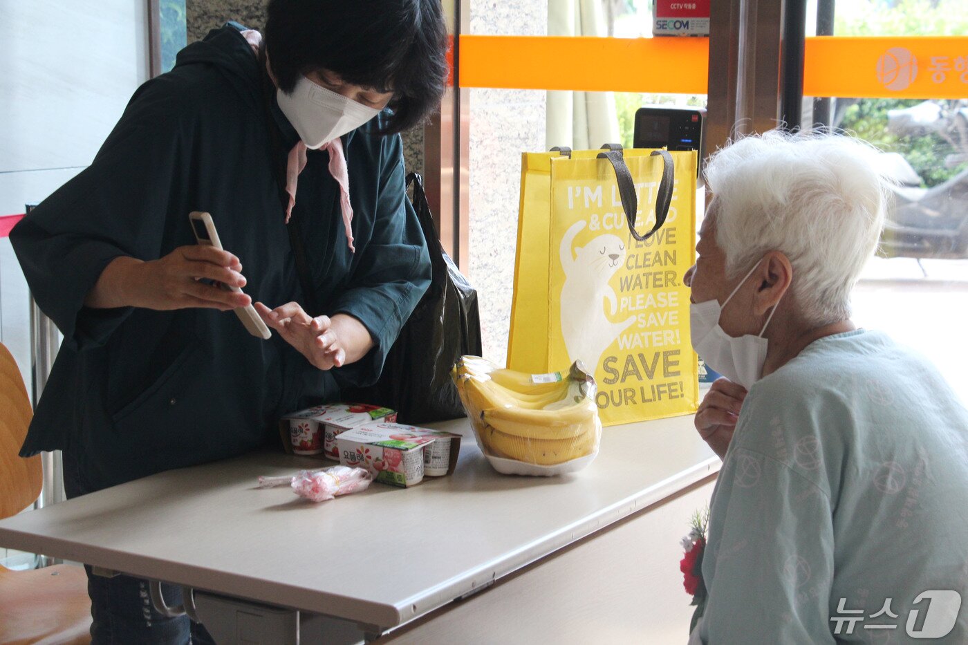 본문 이미지 - 광주 북구 동행재활요양병원에서 입소환자가 가족과 영상통화를 하고있다. 2024.5.8/뉴스1 ⓒ News1 박지현 기자