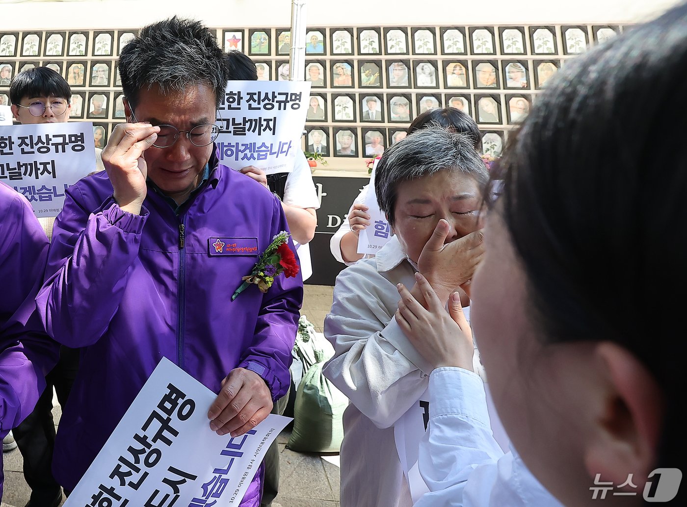 본문 이미지 - 10.29 이태원 참사 유가족들이 8일 오전 서울 중구 서울광장 분향소 앞에서 열린 '10.29 이태원참사 온전한 진상규명을 위해 거리에서 맞는 두 번째 어버이날 행사'에서 학생들에게 카네이션을 받은 뒤 눈물을 흘리고 있다. 2024.5.8/뉴스1 ⓒ News1 김진환 기자