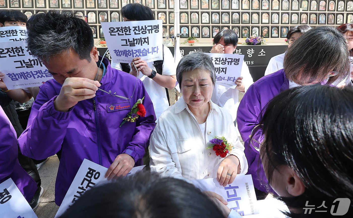 본문 이미지 - 10.29 이태원 참사 유가족들이 8일 오전 서울 중구 서울광장 분향소 앞에서 열린 '10.29 이태원참사 온전한 진상규명을 위해 거리에서 맞는 두 번째 어버이날 행사'에서 학생들에게 카네이션을 받은 뒤 눈물을 흘리고 있다. 2024.5.8/뉴스1 ⓒ News1 김진환 기자