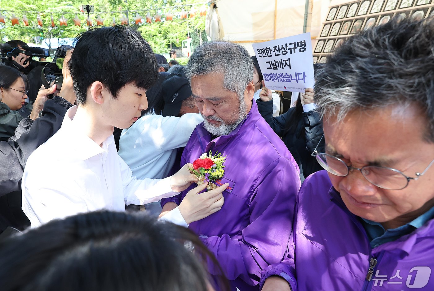 본문 이미지 - 이정민 10.29 이태원 참사 유가족협의회 운영위원장을 비롯한 유가족들이 8일 오전 서울 중구 서울광장 분향소 앞에서 열린 '10.29 이태원참사 온전한 진상규명을 위해 거리에서 맞는 두 번째 어버이날 행사'에서 학생들에게 카네이션을 받고 있다. 2024.5.8/뉴스1 ⓒ News1 김진환 기자