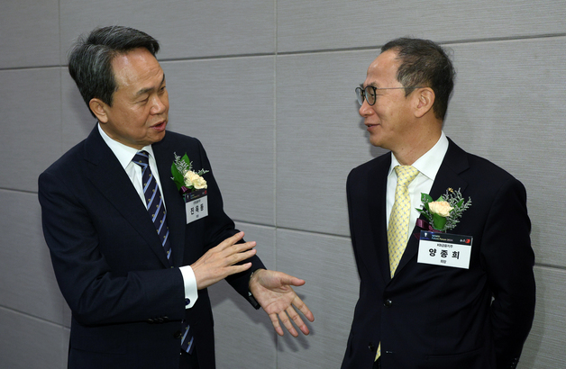 "1등 사수" "1등 탈환"…KB·신한 'AI 금융' 전쟁 막 올랐다