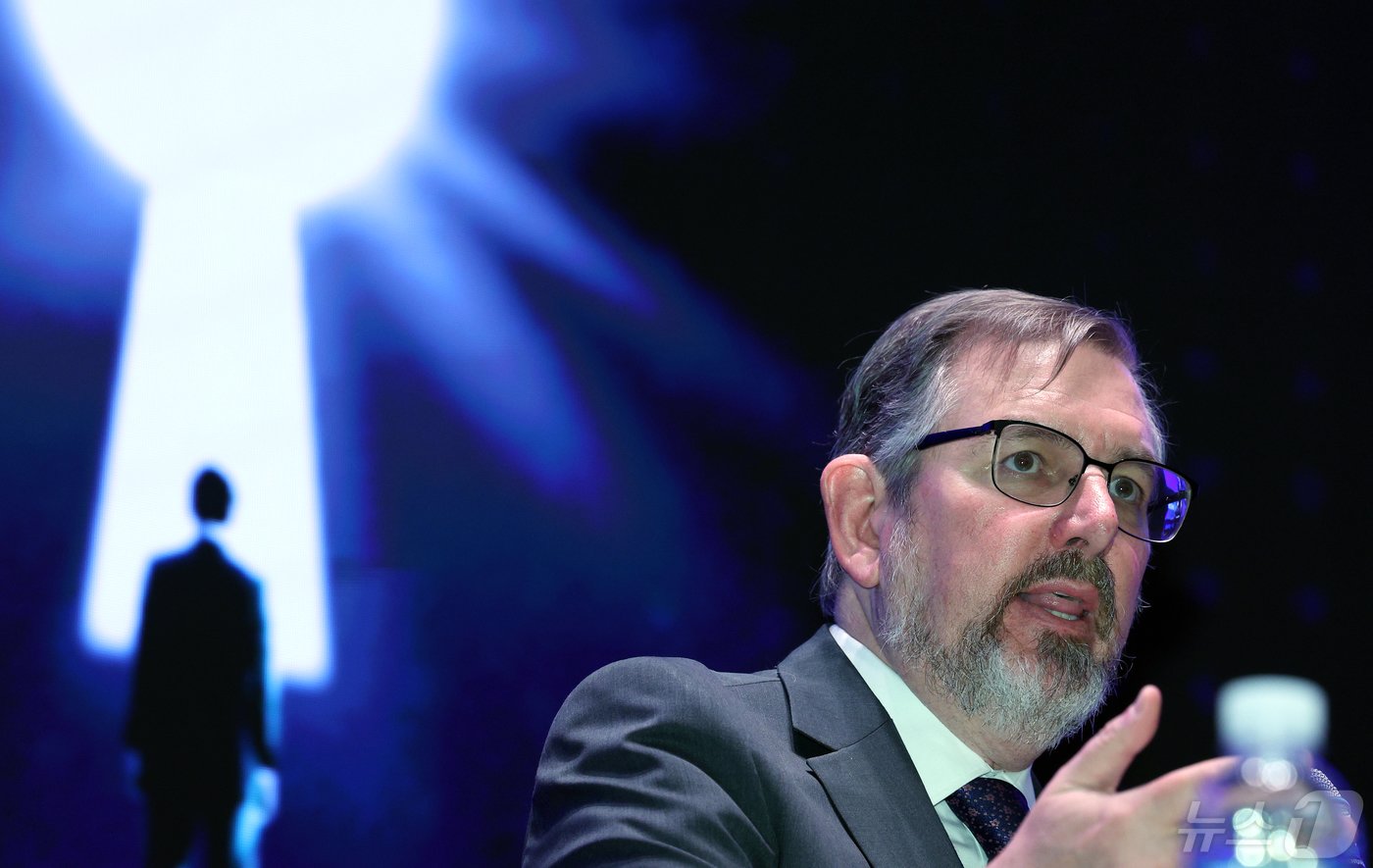 본문 이미지 - 니콜라스 발렌티노 미시간대 정치학과 교수가 8일 서울시 중구 세종대로 대한상공회의소 국제회의장에서 열린 '뉴스1 미래포럼 2024'에서 美대선 향방은? 후보별 공약·정치 환경·유권자 분석을 주제로 한 토론에서 폴 공 美 루거센터 선임연구원과 윤광일 숙명여대 정치외교학과 교수의 질문에 답하고 있다. 이번 포럼은 '미국 대선과 22대 국회: 길을 묻다'를 주제로 뉴스1과 국회미래연구원이 공동 주최했다. 2024.5.8/뉴스1 ⓒ News1 박정호 기자