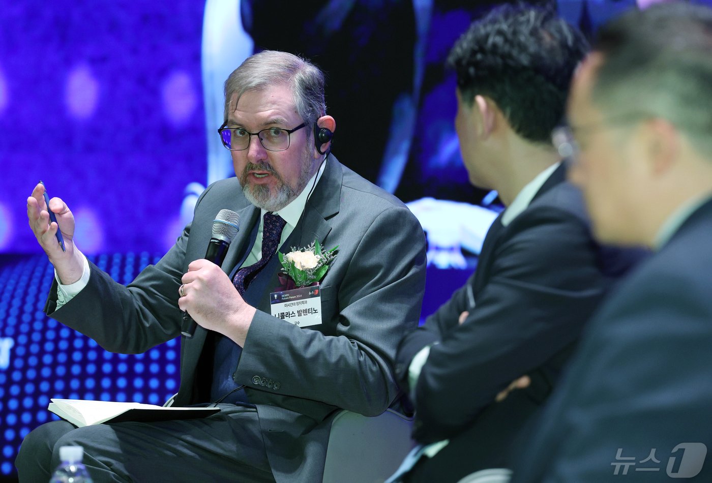 본문 이미지 - 니콜라스 발렌티노 미시간대 정치학과 교수가 8일 서울시 중구 세종대로 대한상공회의소 국제회의장에서 열린 &#39;뉴스1 미래포럼 2024&#39;에서 美대선 향방은? 후보별 공약·정치 환경·유권자 분석을 주제로 한 토론에서 폴 공 美 루거센터 선임연구원과 윤광일 숙명여대 정치외교학과 교수의 질문에 답하고 있다. 이번 포럼은 &#39;미국 대선과 22대 국회: 길을 묻다&#39;를 주제로 뉴스1과 국회미래연구원이 공동 주최했다. 2024.5.8/뉴스1 ⓒ News1 박정호 기자
