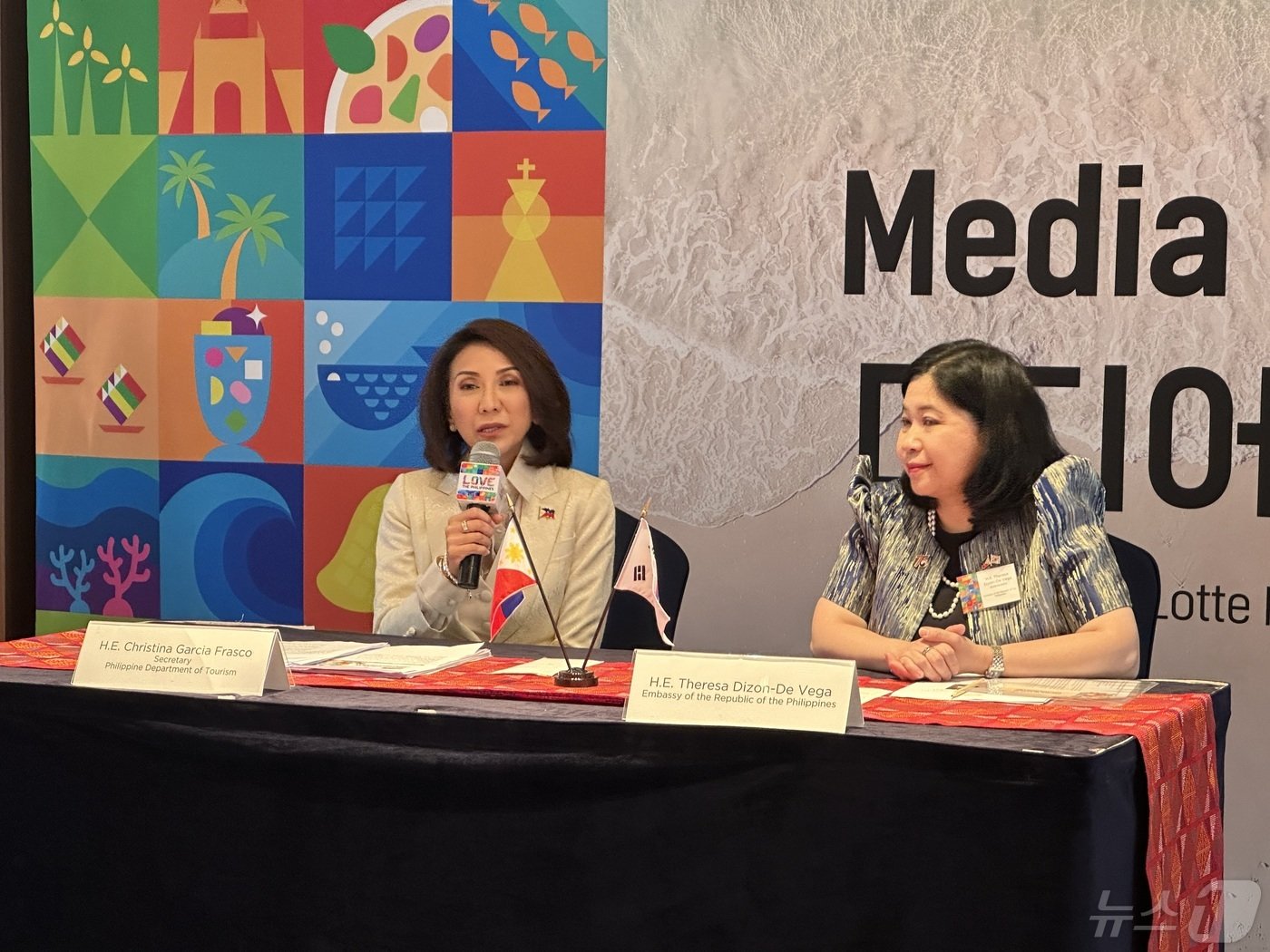 본문 이미지 -  크리스티나 가르시아 프라스코 필리핀 관광부 장관(왼쪽), 테레사 비 디존-데 베가 주한 필리핀 대사ⓒ News1 윤슬빈 기자