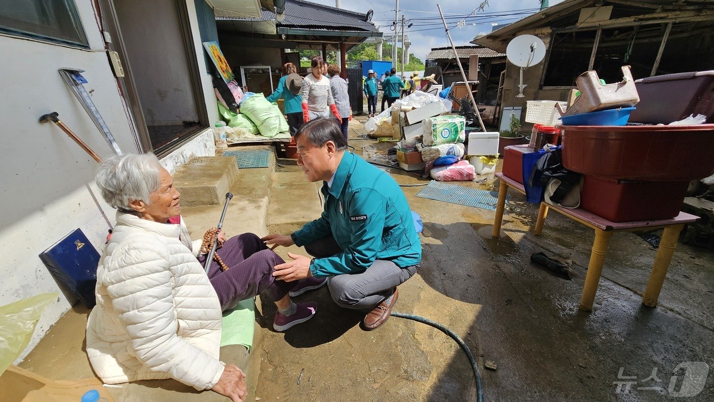 김윤철 합천군수&#40;오른쪽&#41;가 8일 수해를 입은 이석순씨 집을 방문해 피해보상 등에 대해 설명하고 있다. 2024.5.8 뉴스1/한송학기자