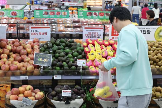 1500원 넘보는 환율, 수입물가 꿈틀…"소비자물가 2%대 오를수도"