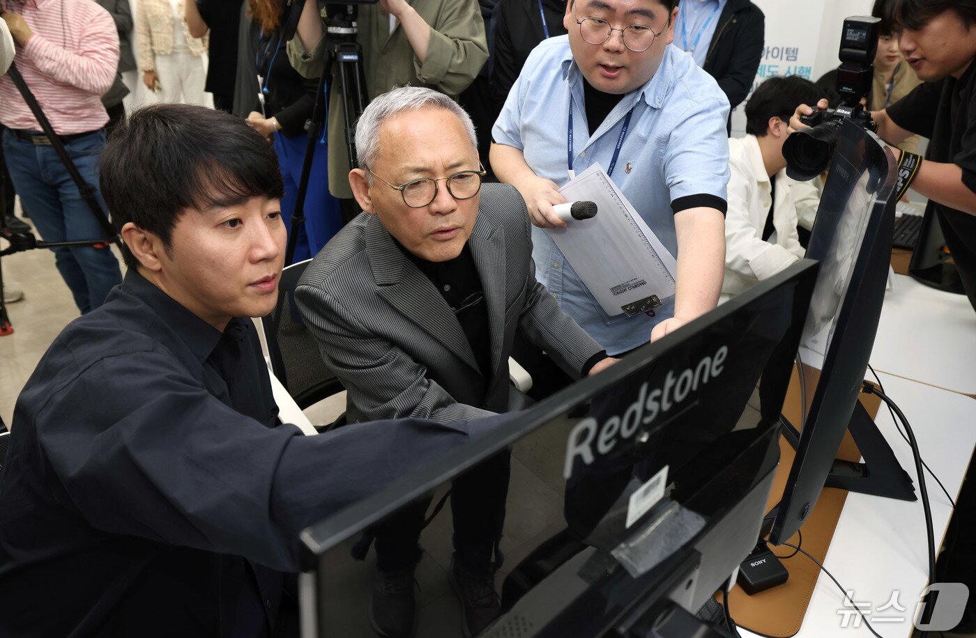 유인촌 문화체육관광부 장관이 8일 서울 서대문구 게임물관리위원회 수도권사무소에서 전 프로게이머 홍진호와 함께 확률형 아이템 정보공개 모니터링을 직접 해보고 있다. &#40;문화체육관광부 제공&#41; 2024.5.8/뉴스1