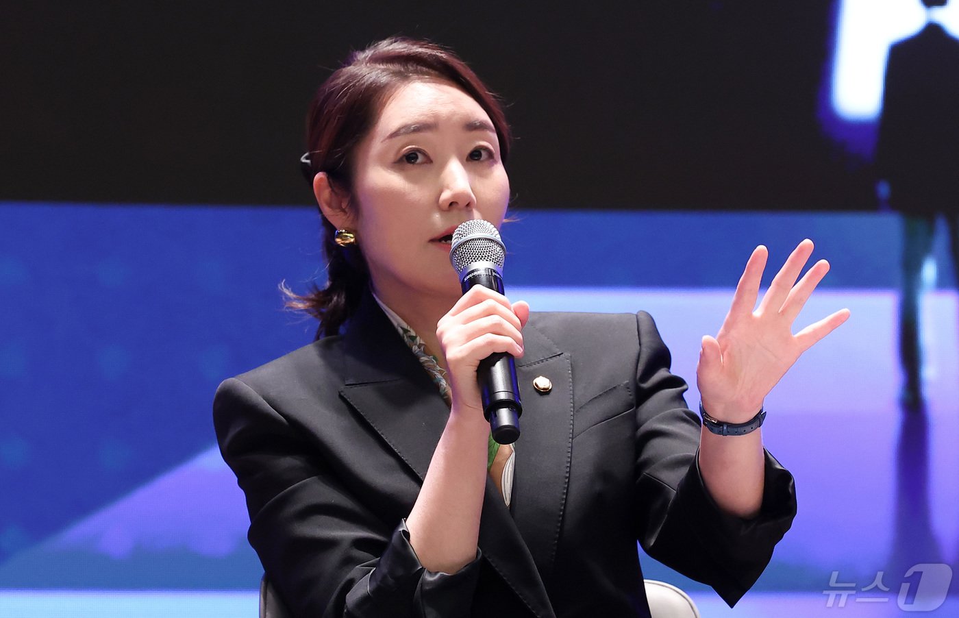 본문 이미지 - 강선우 더불어민주당 의원이 8일 서울 중구 대한상공회의소 국제회의장에서 열린 '뉴스1 미래포럼 2024'에서 '22대 국회에 바란다'라는 주제로 토론을 하고 있다. 이번 포럼은 '미국 대선과 22대 국회: 길을 묻다'를 주제로 뉴스1과 국회미래연구원이 공동 주최했다. 2024.5.8/뉴스1 ⓒ News1 김성진 기자