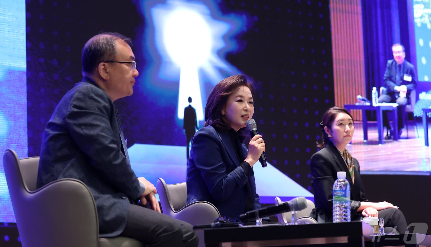 본문 이미지 - 김민전 국민의힘 당선인(가운데)이 8일 서울 중구 대한상공회의소 국제회의장에서 열린 '뉴스1 미래포럼 2024'에서 '22대 국회에 바란다'라는 주제로 토론을 하고 있다. 이번 포럼은 '미국 대선과 22대 국회: 길을 묻다'를 주제로 뉴스1과 국회미래연구원이 공동 주최했다. 2024.5.8/뉴스1 ⓒ News1 김성진 기자