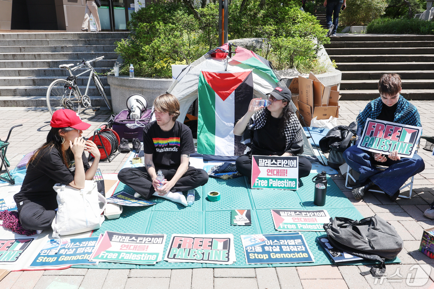 (서울=뉴스1) 민경석 기자 = 서울대학교 팔레스타인 연대 동아리 '수박' 학생들을 비롯한 팔래스타인 등 외국인 유학생들이 8일 오후 서울 관악구 서울대학교에서 이스라엘 규탄 기자 …