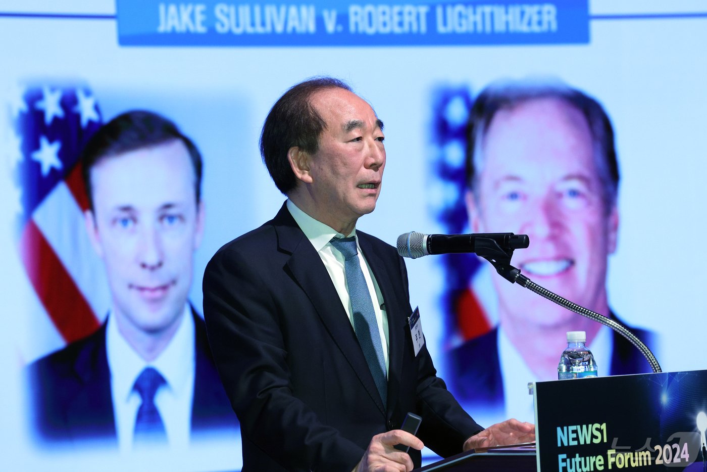 본문 이미지 - 주현 산업연구원장이 8일 서울시 중구 세종대로 대한상공회의소 국제회의장에서 열린 '뉴스1 미래포럼 2024'에서 미국 대선과 우리 산업의 대응 전략을 주제로 기조연설을 하고 있다. 2024.5.8/뉴스1 ⓒ News1 박정호 기자