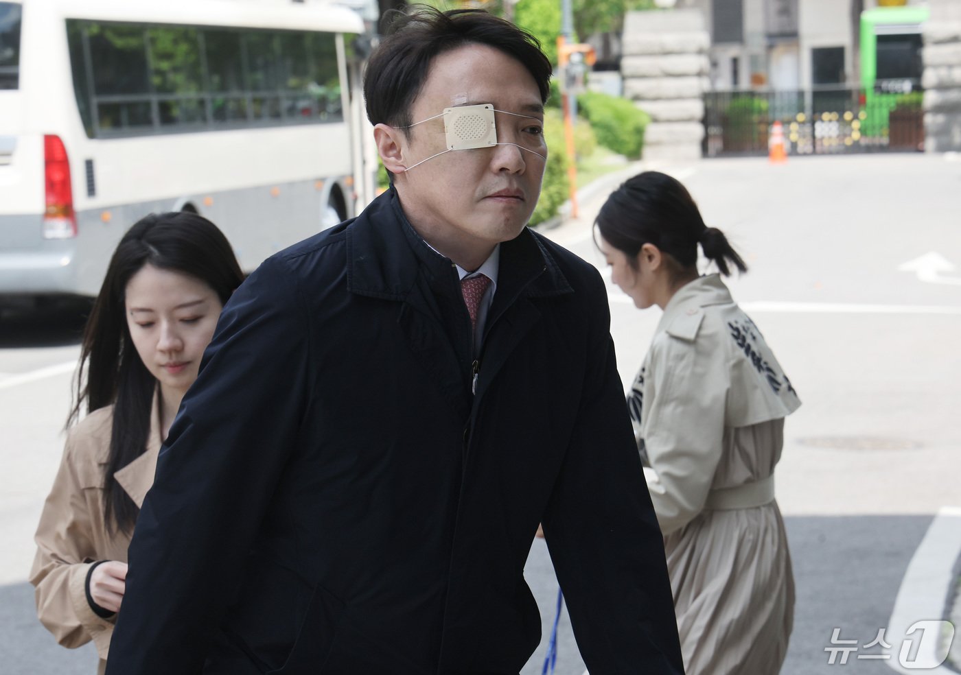 본문 이미지 - 이정섭 대전고검 검사가 8일 오후 서울 종로구 헌법재판소에서 열리는 자신의 탄핵 사건 첫 변론기일에 출석하고 있다. (공동취재) 2024.5.8/뉴스1 ⓒ News1 신웅수 기자