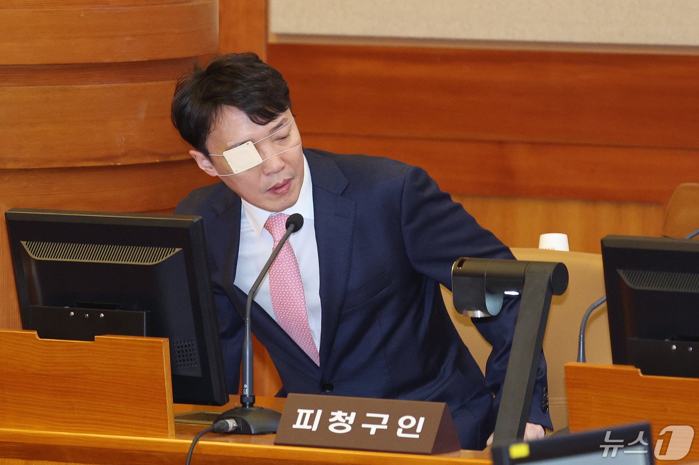 이정섭 대전고검 검사가 8일 오후 서울 종로구 헌법재판소 대심판정에서 열린 자신의 탄핵 사건 첫 변론기일에 출석하고 있다.  2024.5.8/뉴스1 ⓒ News1 신웅수 기자