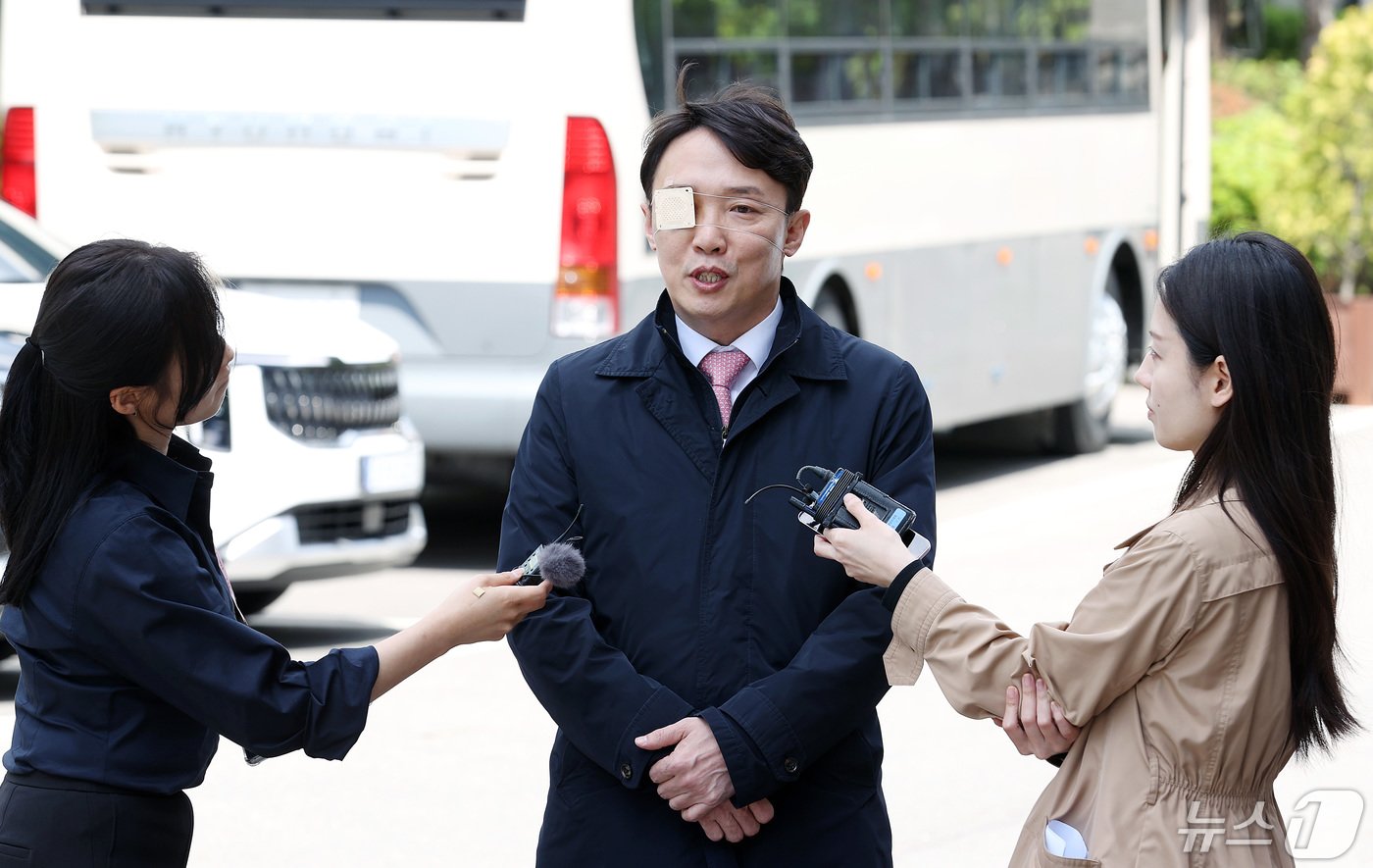 본문 이미지 - 이정섭 대전고검 검사가 8일 오후 서울 종로구 헌법재판소에서 열리는 자신의 탄핵 사건 첫 변론기일에 출석하며 취재진의 질문에 답하고 있다.. (공동취재) 2024.5.8/뉴스1 ⓒ News1 신웅수 기자