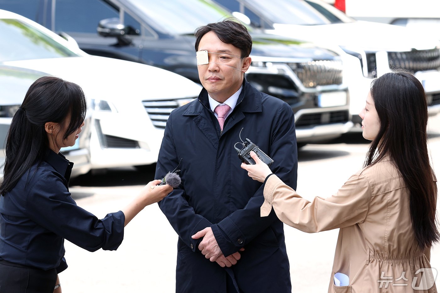 이정섭 대전고검 검사가 8일 오후 서울 종로구 헌법재판소 대심판정에서 열린 자신의 탄핵 사건 첫 변론기일에 출석하며 취재진의 질문을 받고 있다. 2024.5.8/뉴스1 ⓒ News1 신웅수 기자