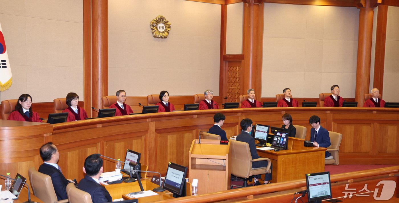 본문 이미지 - 이종석 헌법재판소장을 비롯한 헌법재판관들이 8일 오후 서울 종로구 헌법재판소 대심판정에서 열린 이정섭 대전고검 검사 탄핵 사건 첫 변론기일에 자리하고 있다. 이 검사는 강촌 엘리시안리조트 이용 선후배 검사 특혜와 처남 마약 사건 특혜, 김학의 뇌물 사건 연루 등을 위반한 혐의를 받고 있다. 2024.5.8/뉴스1 ⓒ News1 신웅수 기자