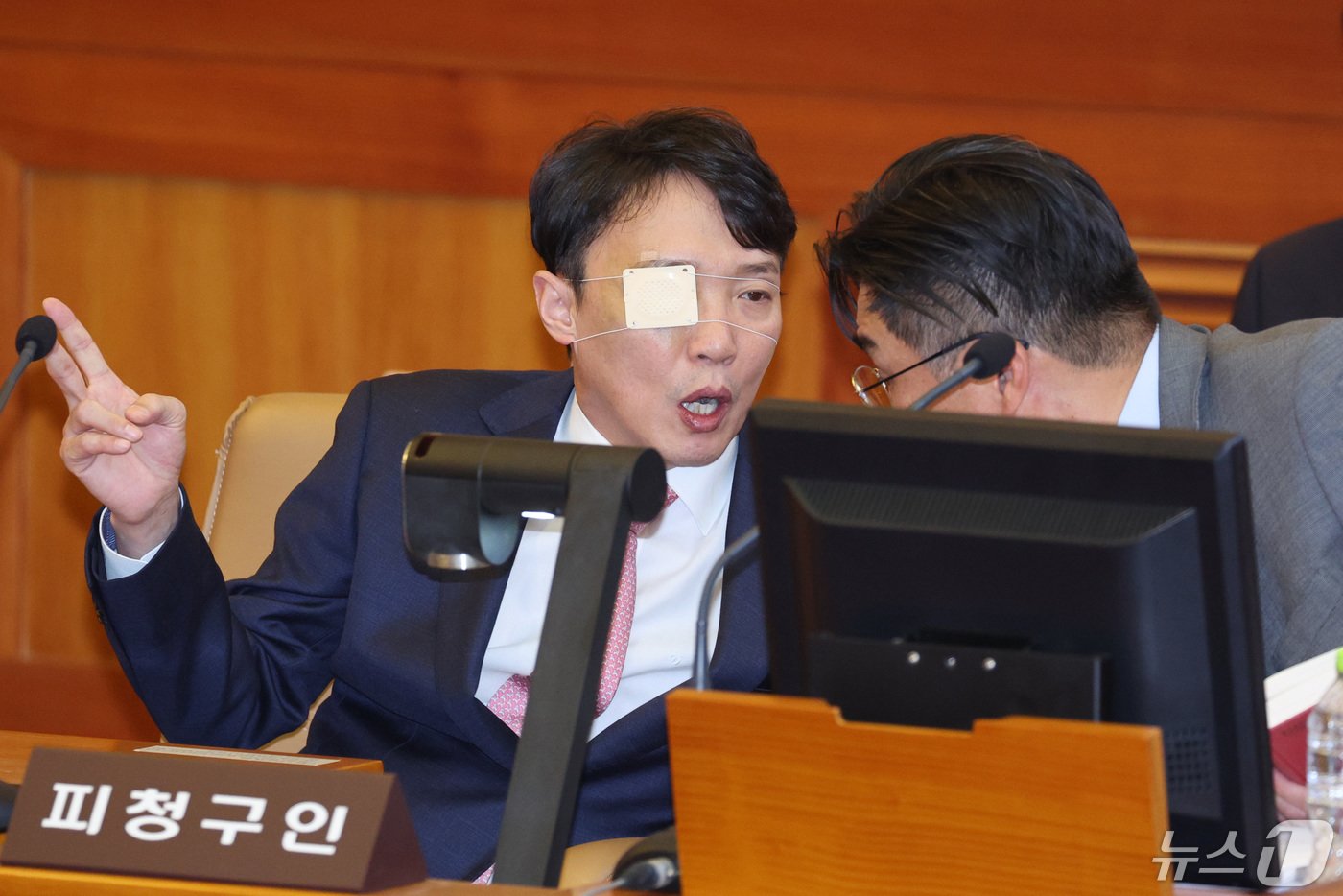 이정섭 대전고검 검사가 8일 오후 서울 종로구 헌법재판소 대심판정에서 열린 자신의 탄핵 사건 첫 변론기일에 출석하고 있다. 2024.5.8/뉴스1 ⓒ News1 신웅수 기자