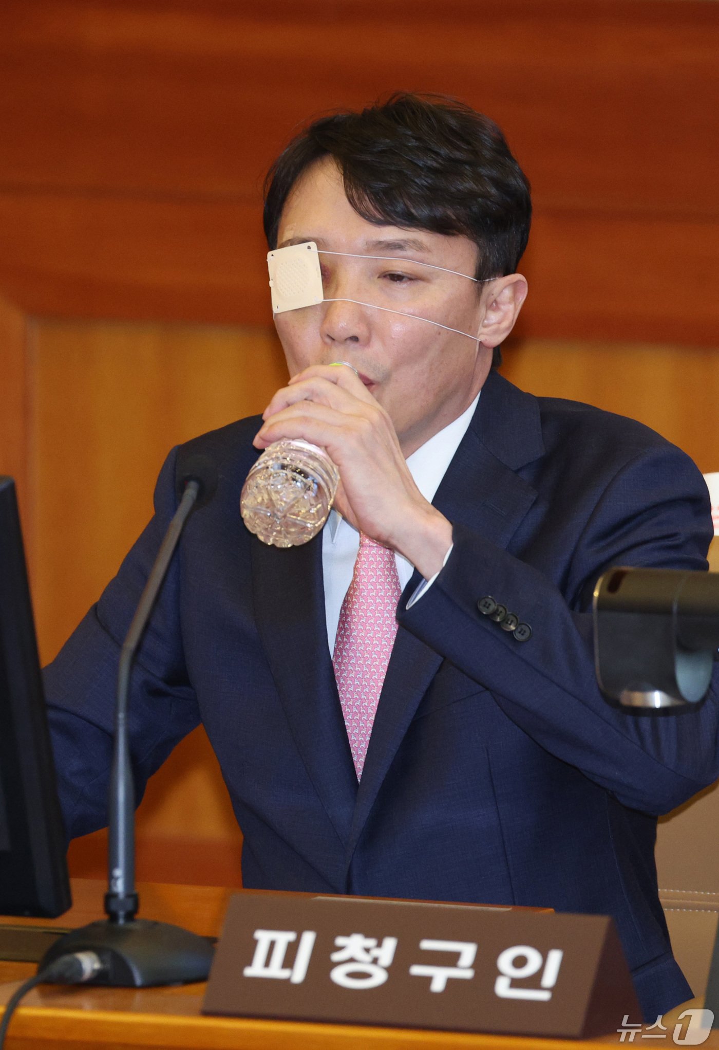 본문 이미지 - 이정섭 대전고검 검사가 8일 오후 서울 종로구 헌법재판소 대심판정에서 열린 자신의 탄핵 사건 첫 변론기일에 출석해 목을 축이고 있다. 이 검사는 강촌 엘리시안리조트 이용 선후배 검사 특혜와 처남 마약 사건 특혜, 김학의 뇌물 사건 연루 등을 위반한 혐의를 받고 있다. 2024.5.8/뉴스1 ⓒ News1 신웅수 기자