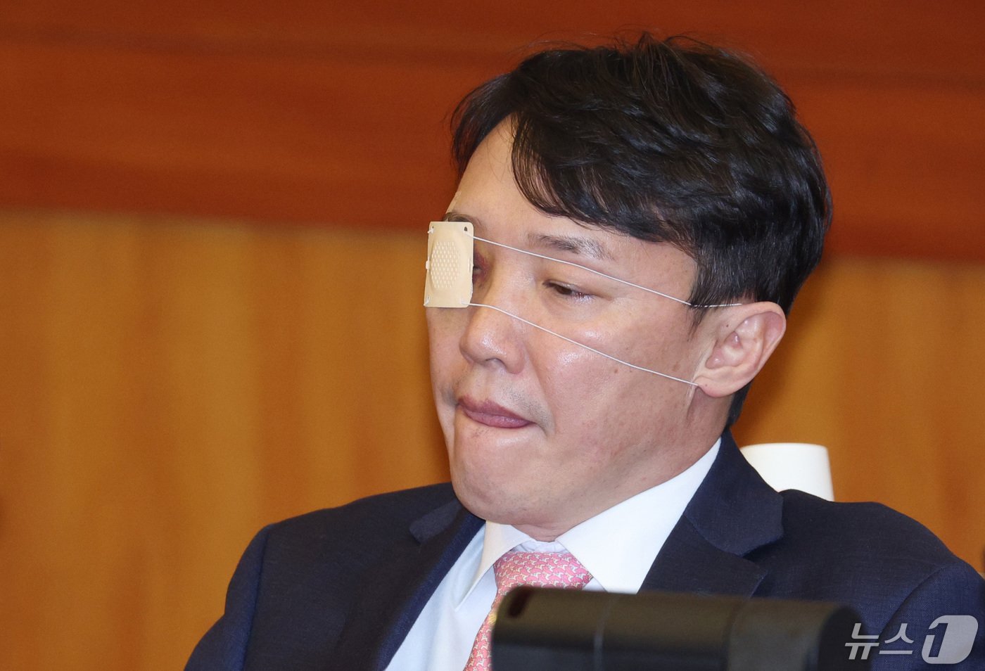 본문 이미지 - 이정섭 대전고검 검사가 8일 오후 서울 종로구 헌법재판소 대심판정에서 열린 자신의 탄핵 사건 첫 변론기일에 출석하고 있다. 이 검사는 강촌 엘리시안리조트 이용 선후배 검사 특혜와 처남 마약 사건 특혜, 김학의 뇌물 사건 연루 등을 위반한 혐의를 받고 있다. 2024.5.8/뉴스1 ⓒ News1 신웅수 기자