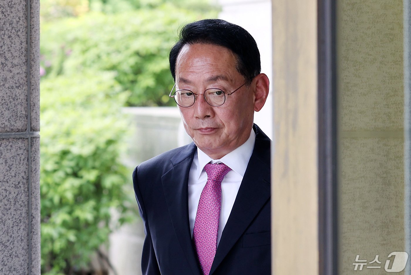 본문 이미지 - 김도읍 국민의힘 의원이 8일 오후 서울 종로구 헌법재판소에서 열린 이정섭 대전고검 검사 탄핵심판사건 1차 변론기일에 참석하고 있다. 이 검사는 강촌 엘리시안리조트 이용 선후배 검사 특혜와 처남 마약 사건 특혜, 김학의 뇌물 사건 연루 등을 위반한 혐의를 받고 있다. (공동취재) 2024.5.8/뉴스1 ⓒ News1 신웅수 기자