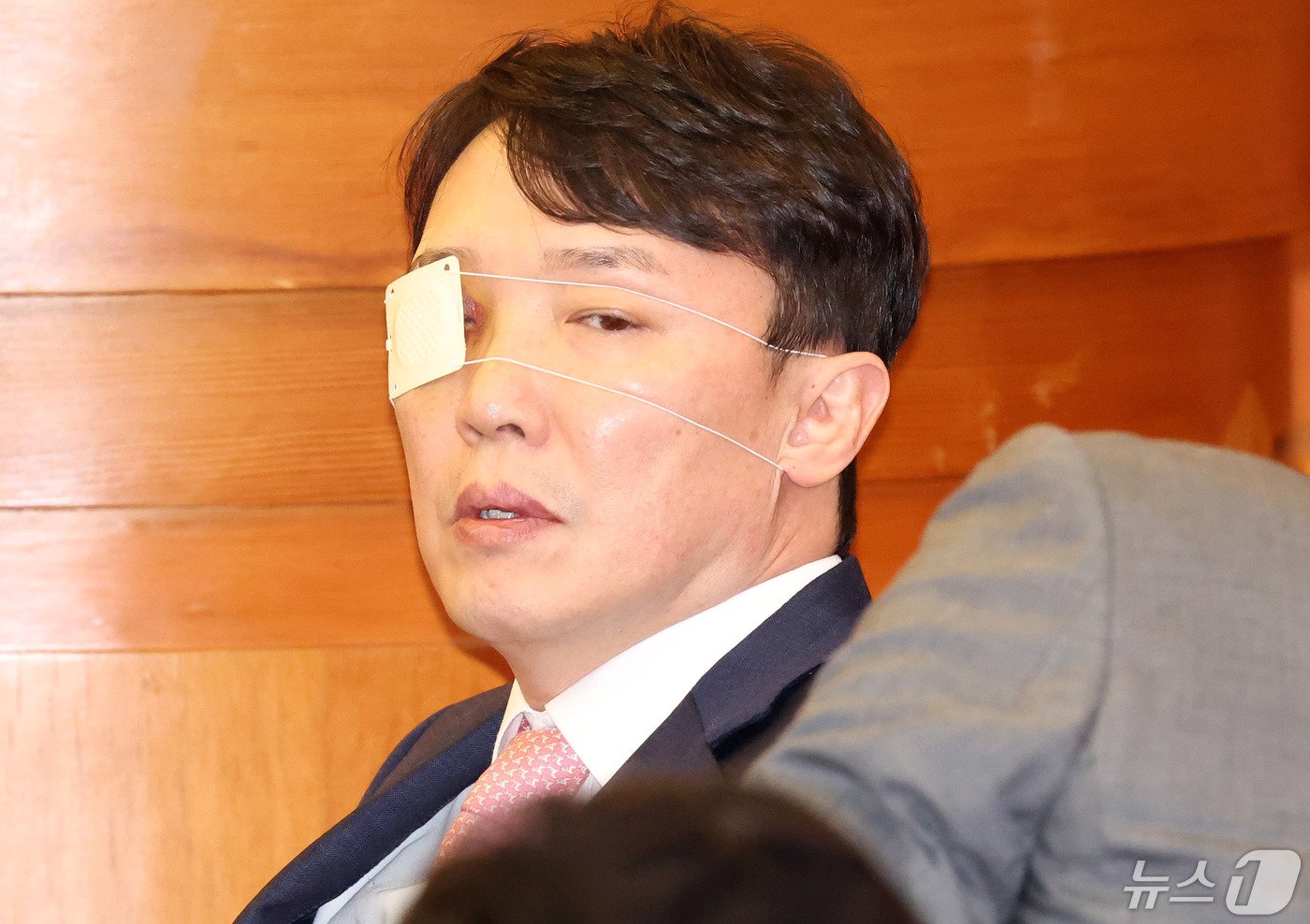 본문 이미지 - 이정섭 대전고검 검사가 8일 오후 서울 종로구 헌법재판소 대심판정에서 열린 자신의 탄핵 사건 첫 변론기일에 출석해 있다. 이 검사는 강촌 엘리시안리조트 이용 선후배 검사 특혜와 처남 마약 사건 특혜, 김학의 뇌물 사건 연루 등을 위반한 혐의를 받고 있다. (공동취재) 2024.5.8/뉴스1 ⓒ News1 신웅수 기자