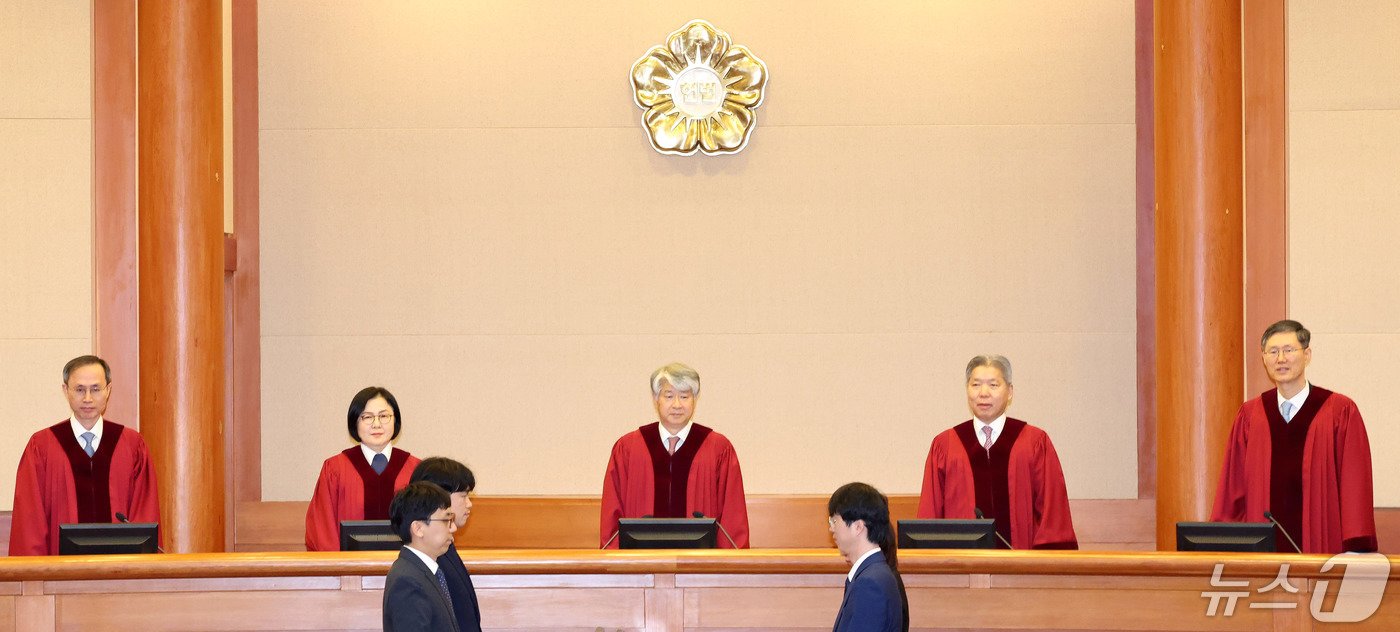 본문 이미지 - 이종석 헌법재판소장(왼쪽 세 번째)을 비롯한 재판관들이 8일 오후 서울 종로구 헌법재판소 대심판정에서 열린 '이정섭 대전고검 검사 탄핵 사건 변론기일'에 입장하고 있다. (공동취재) 2024.5.8/뉴스1 ⓒ News1 신웅수 기자