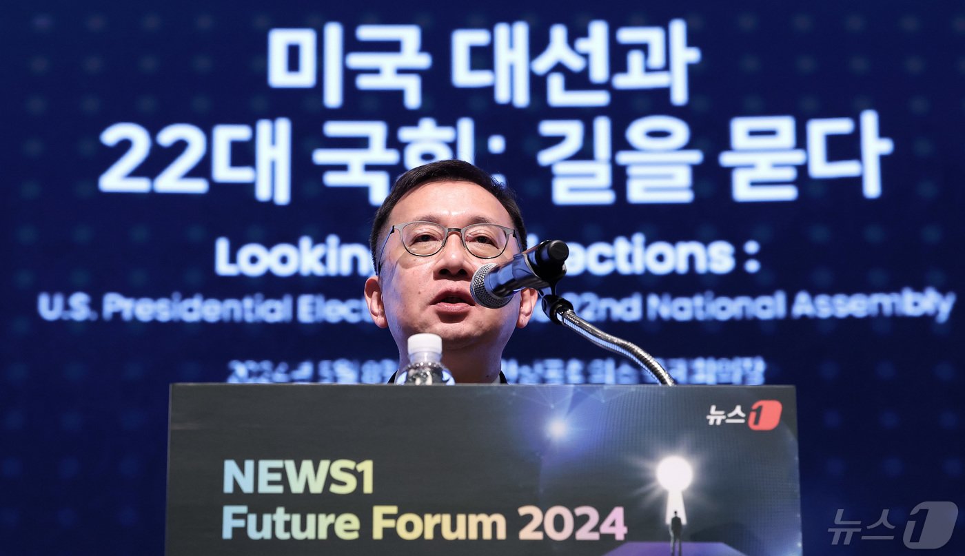 본문 이미지 - 조상현 한국무역협회 국제무역통상연구원장이 8일 서울 중구 대한상공회의소 국제회의장에서 열린 '뉴스1 미래포럼 2024'에서 '미국 차기 리더십 향방과 통상질서의 변화'라는 주제로 강연을 하고 있다. 2024.5.8/뉴스1 ⓒ News1 김성진 기자