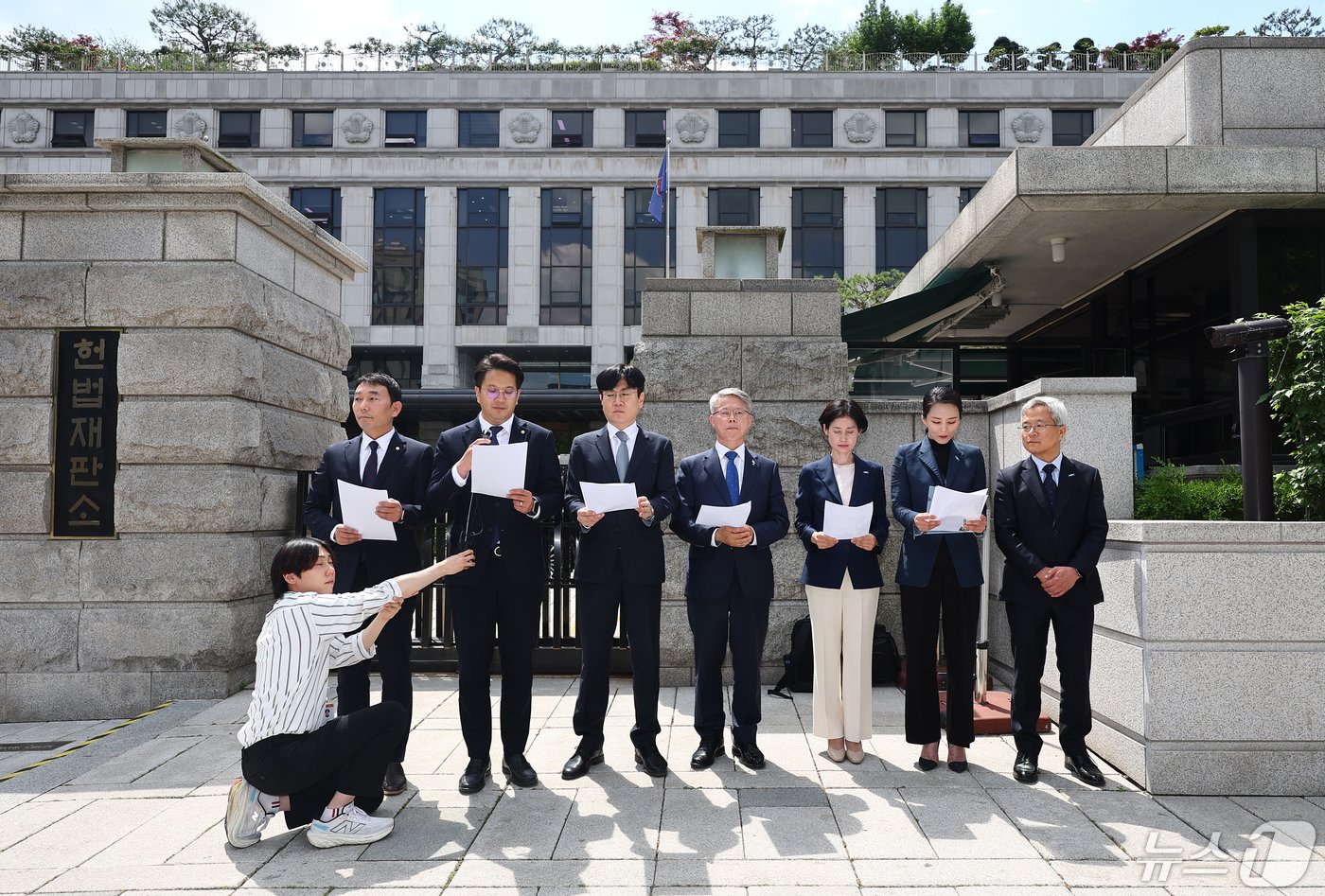 더불어민주당, 조국혁신당 의원 등 관계자들이 8일 오후 이정섭 대전고검 검사의 비위 의혹 관련 탄핵 심판 1회 변론기일이 진행되는 서울 종로구 헌법재판소 앞에서 탄핵 판결 촉구 기자회견을 열고 있다.&#40;공동 취재&#41; 2024.5.8/뉴스1 ⓒ News1 신웅수 기자