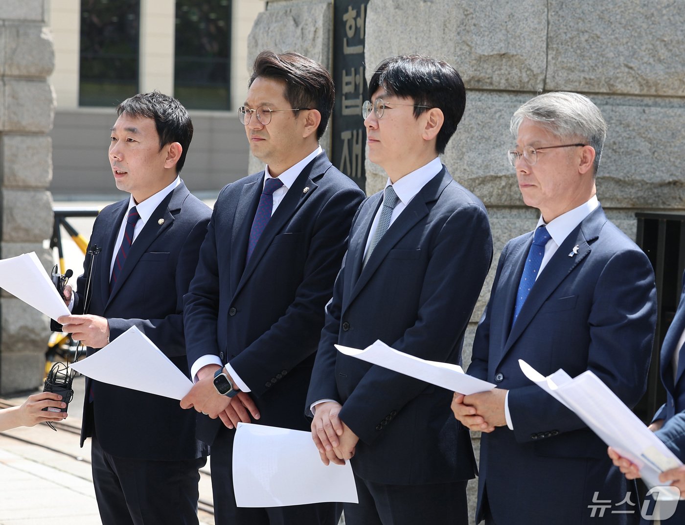 더불어민주당, 조국혁신당 의원 등 관계자들이 8일 오후 이정섭 대전고검 검사의 비위 의혹 관련 탄핵 심판 1회 변론기일이 진행되는 서울 종로구 헌법재판소 앞에서 탄핵 판결 촉구 기자회견을 열고 있다. 왼쪽부터 김용민 더불어민주당 의원, 전용기 의원, 김성진 변호사, 민형배 의원. &#40;공동 취재&#41; 2024.5.8/뉴스1 ⓒ News1 신웅수 기자