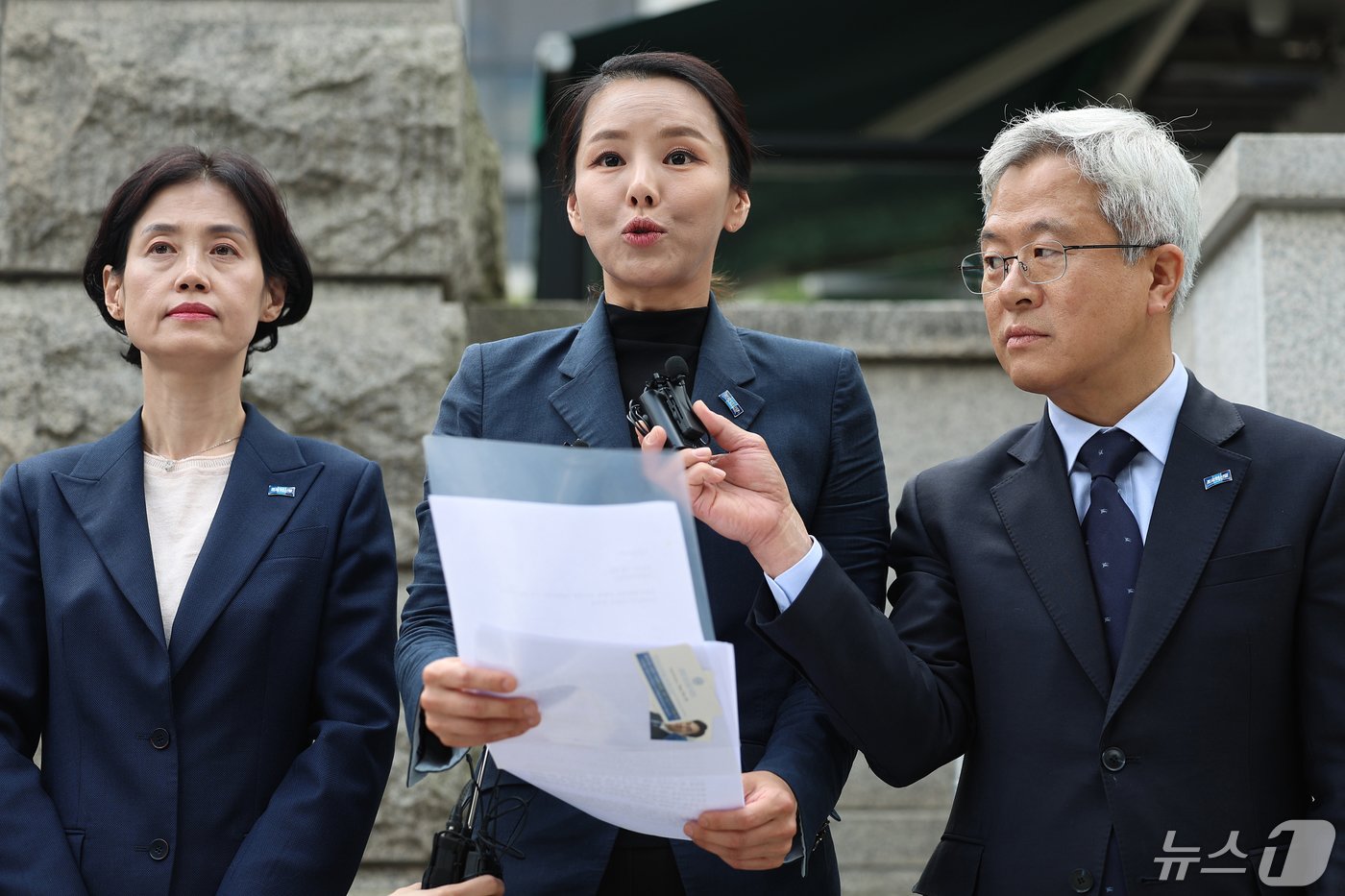 본문 이미지 - 이정섭 대전고검 검사의 비위 의혹을 제기한 강미정 조국혁신당 대변인이 8일 오후 이 검사의 탄핵 심판 1회 변론기일이 열리는 서울 종로구 헌법재판소 앞에서 기자회견을 열고 탄핵 판결 촉구 회견문을 낭독하고 있다. 왼쪽은 조국혁신당 박은정 당선인, 오른쪽은 조국혁신당 김보협 대변인. (공동 취재) 2024.5.8/뉴스1 ⓒ News1 신웅수 기자