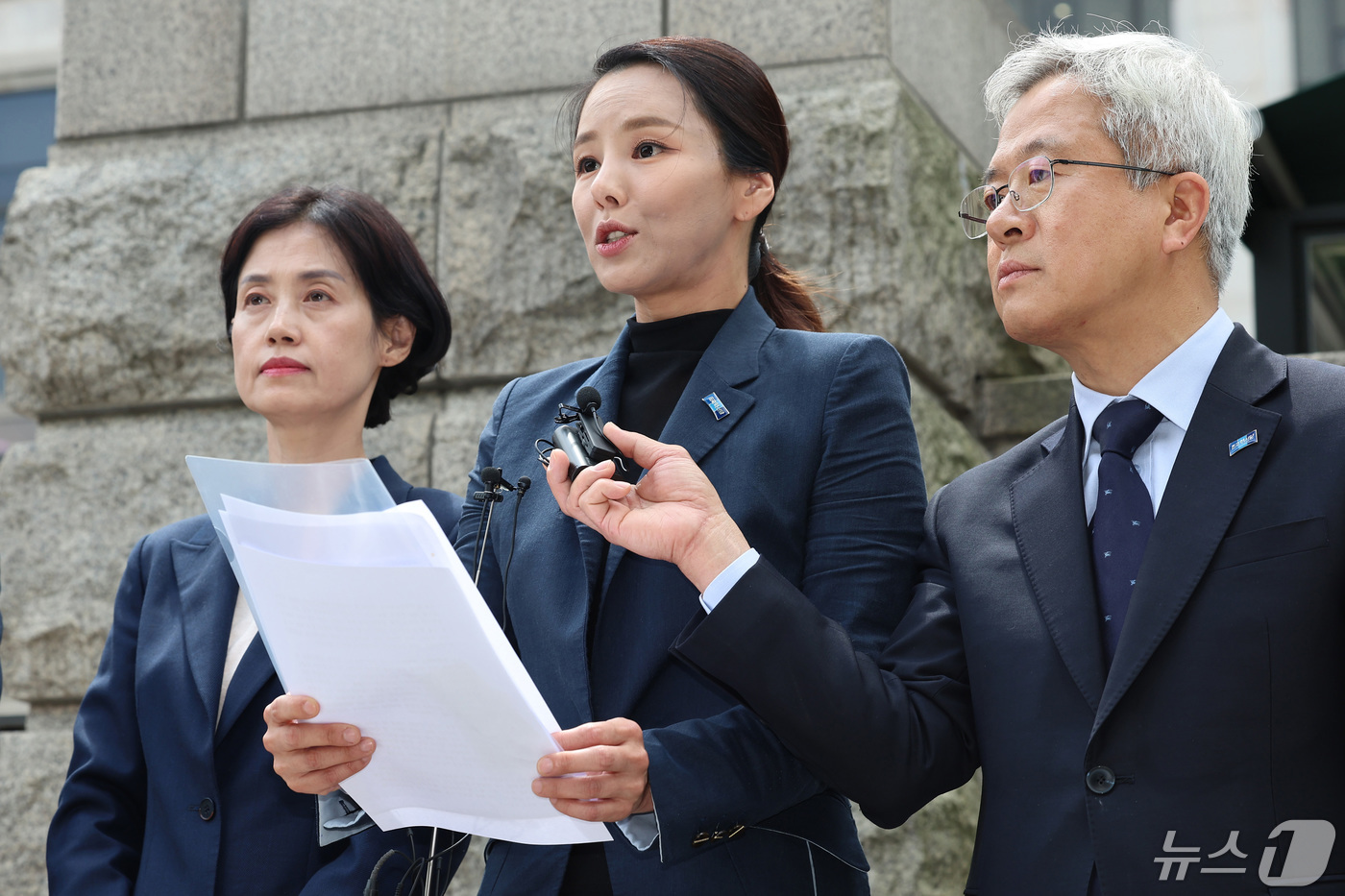 (서울=뉴스1) 신웅수 기자 = 이정섭 대전고검 검사의 비위 의혹을 제기한 강미정 조국혁신당 대변인이 8일 오후 이 검사의 탄핵 심판 1회 변론기일이 열리는 서울 종로구 헌법재판소 …