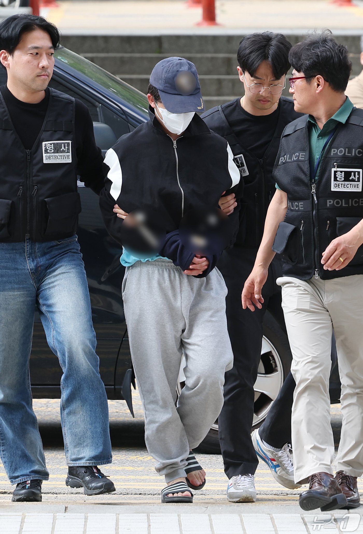 본문 이미지 - 서울 강남역 인근 건물 옥상에서 자신의 여자친구를 살해한 혐의를 받는 20대 남성 A 씨가 8일 오후 서울 서초구 서울중앙지법에서 열린 구속 전 피의자 심문(영장실질심사)에 출석하고 있다. 2024.5.8/뉴스1 ⓒ News1 김민지 기자