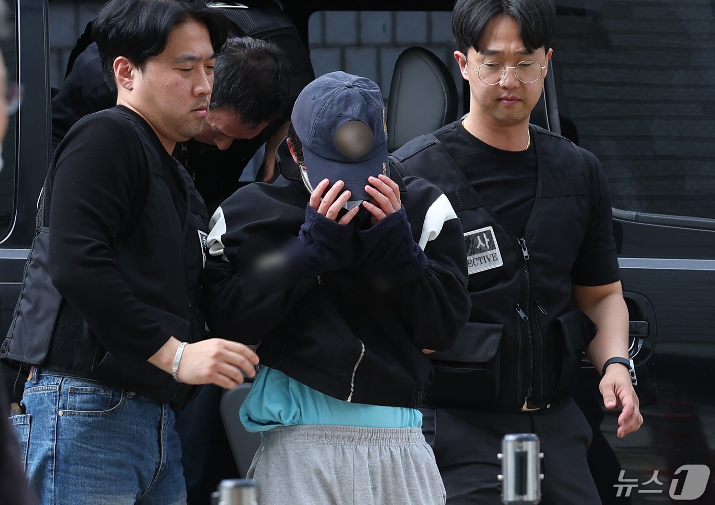 본문 이미지 - 서울 강남역 인근 건물 옥상에서 자신의 여자친구를 살해한 혐의를 받는 20대 남성 A 씨가 8일 오후 서울 서초구 서울중앙지법에서 열린 구속 전 피의자 심문(영장실질심사)에 출석하고 있다.  2024.5.8/뉴스1 ⓒ News1 김민지 기자