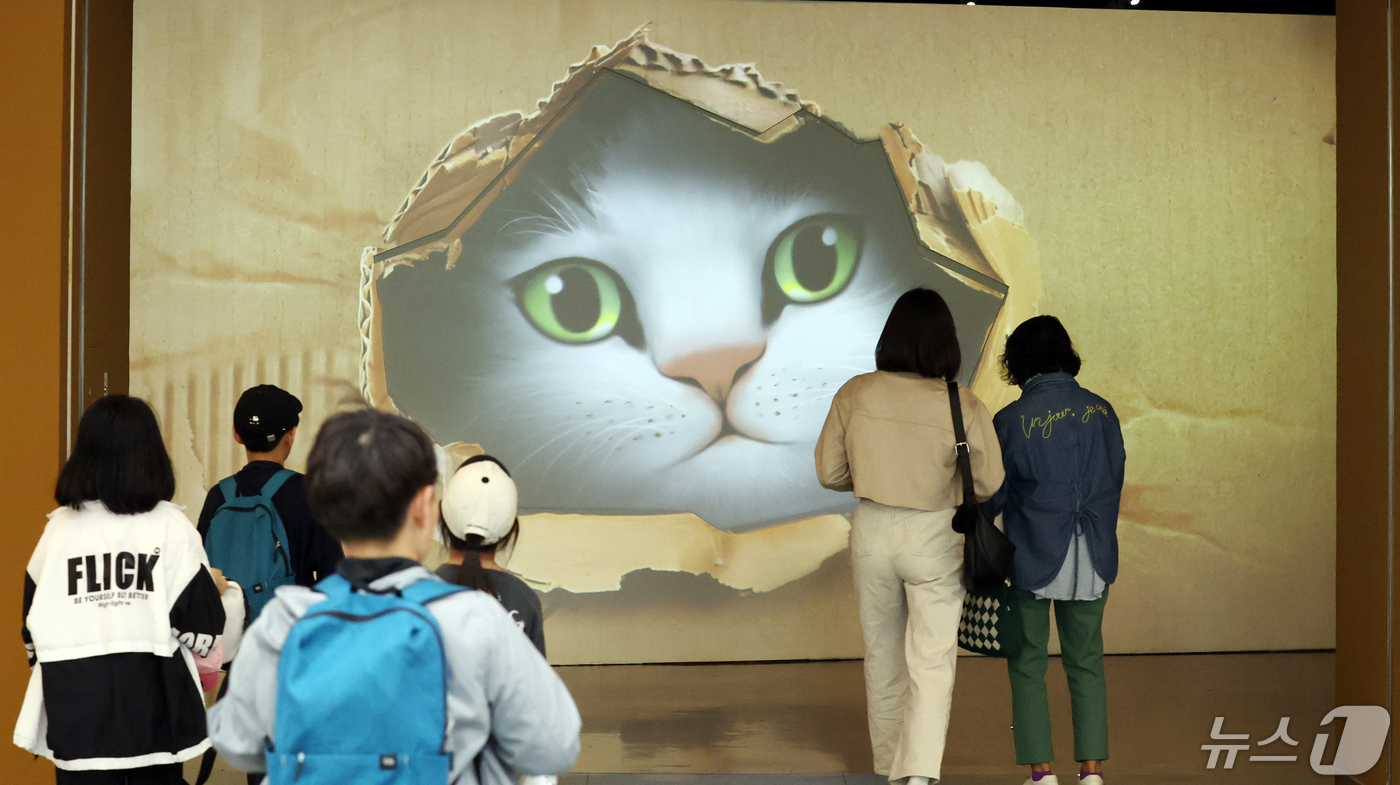 (서울=뉴스1) 김명섭 기자 = 8일 서울 종로구 국립민속박물관에서 관람객들이 ‘요물, 우리를 홀린 고양이’ 특별전을 살펴보고 있다.이번 전시는 현대 민속의 관점에서 우리 삶 속 …