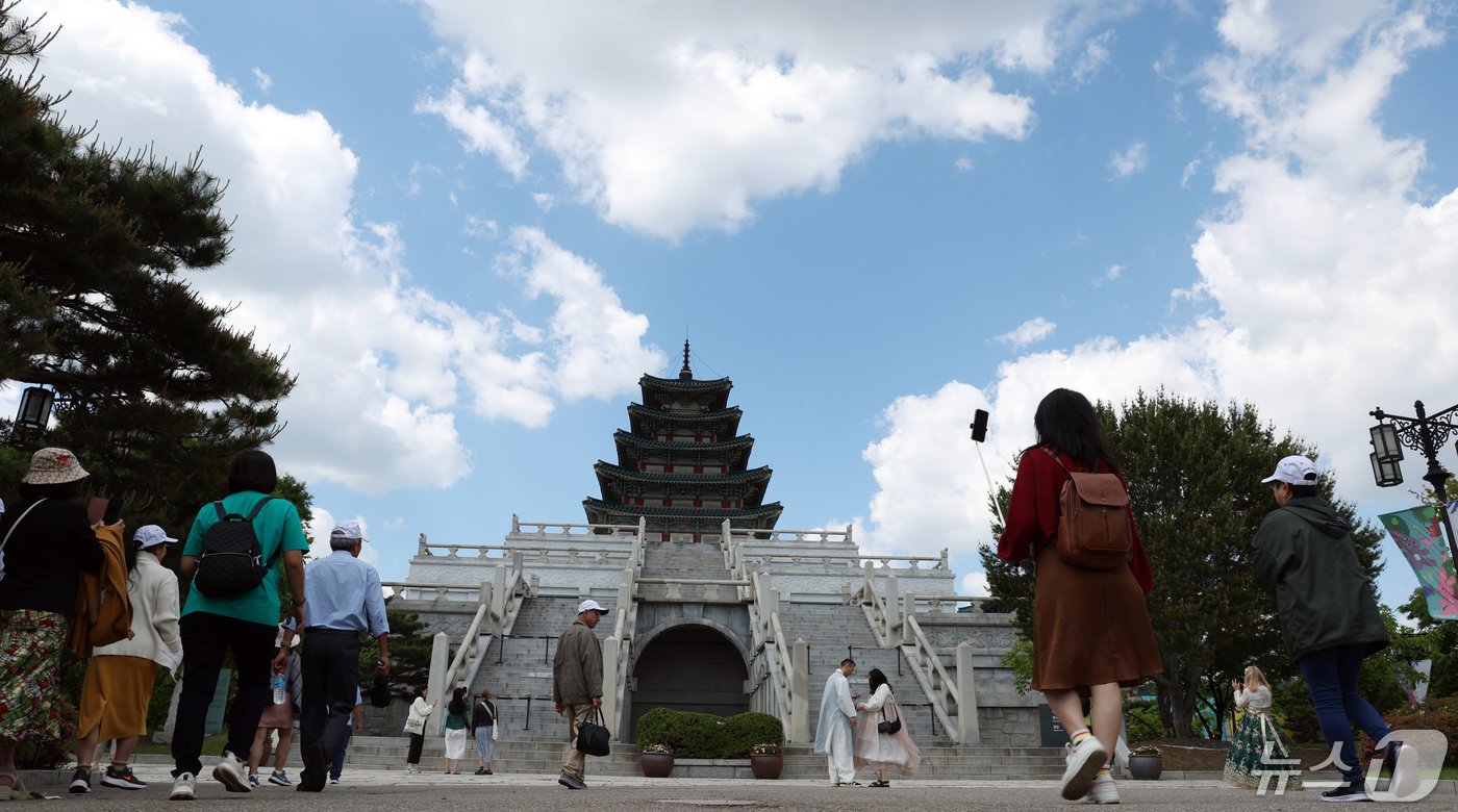 본문 이미지 - 청명한 날씨를 보인 8일 서울 종로구 국립민속박물관에서 외국인 관광객들이 나들이 하면 즐거운 시간을 보내고 있다. 2024.5.8/뉴스1 ⓒ News1 김명섭 기자