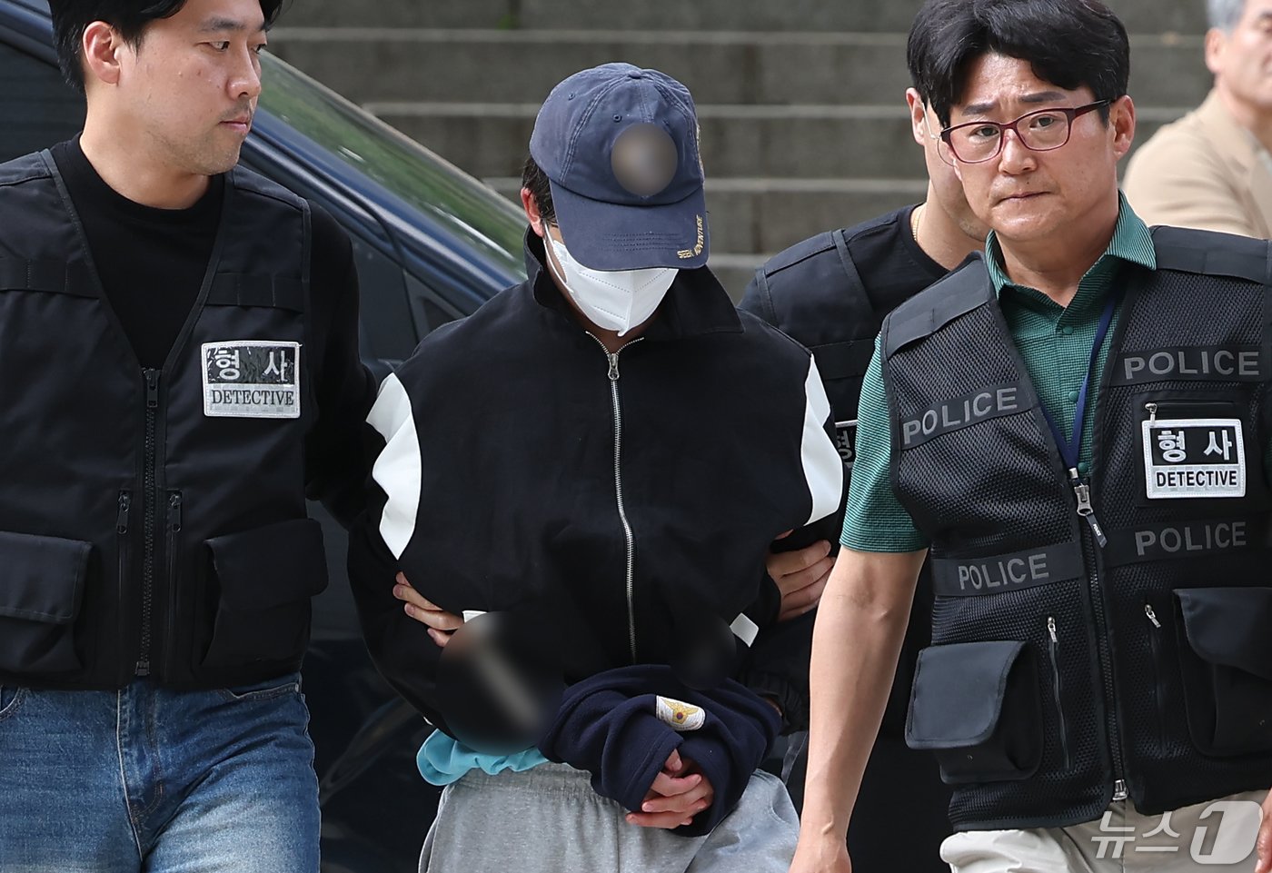 본문 이미지 - 서울 강남역 인근 건물 옥상에서 자신의 여자친구를 살해한 혐의를 받는 20대 남성 A 씨가 8일 오후 서울 서초구 서울중앙지법에서 열린 구속 전 피의자 심문(영장실질심사)에 출석하고 있다. 2024.5.8/뉴스1 ⓒ News1 김민지 기자