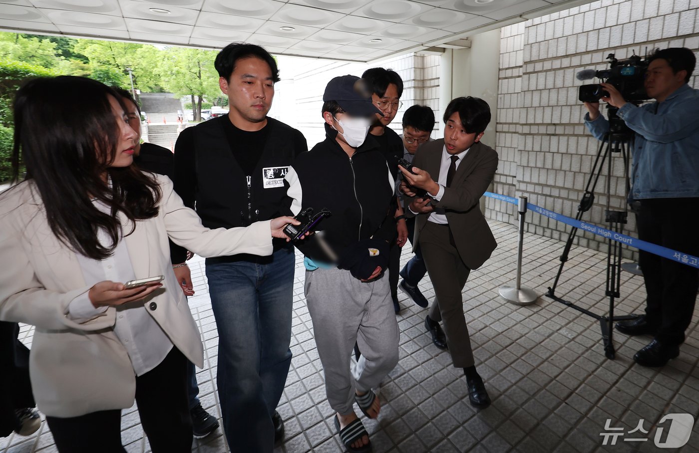 본문 이미지 - 서울 강남역 인근 건물 옥상에서 자신의 여자친구를 살해한 혐의를 받는 20대 남성 A 씨가 8일 오후 서울 서초구 서울중앙지법에서 열린 구속 전 피의자 심문(영장실질심사)에 출석하고 있다.  2024.5.8/뉴스1 ⓒ News1 김민지 기자