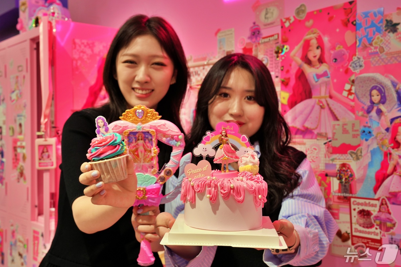 (서울=뉴스1) = 롯데백화점이 오는 31일까지 서울 송파구 잠실 롯데월드몰 노티드 월드에서 '시크릿 쥬쥬'의 팝업 행사를 진행한다고 8일 밝혔다.이번 행사에서는 컵 케이크, 딸기 …