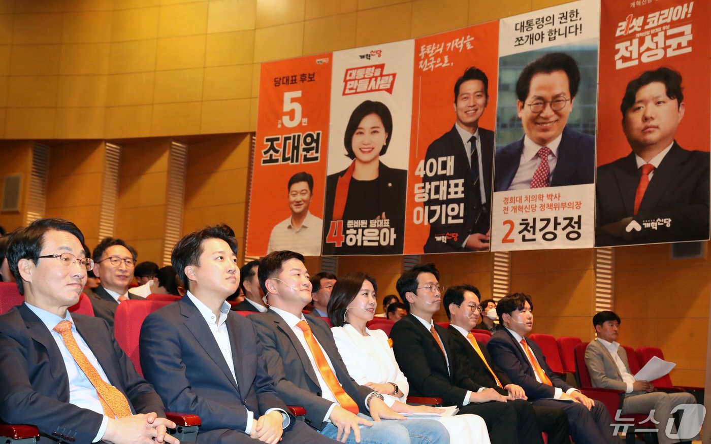 본문 이미지 - 이준석 개혁신당 대표가 8일 대전컨벤션센터에서 열린 개혁신당 제1차 전당대회 대전·세종·충청 합동연설회에 참석하고 있다. 2024.5.8/뉴스1 ⓒ News1 김기태 기자