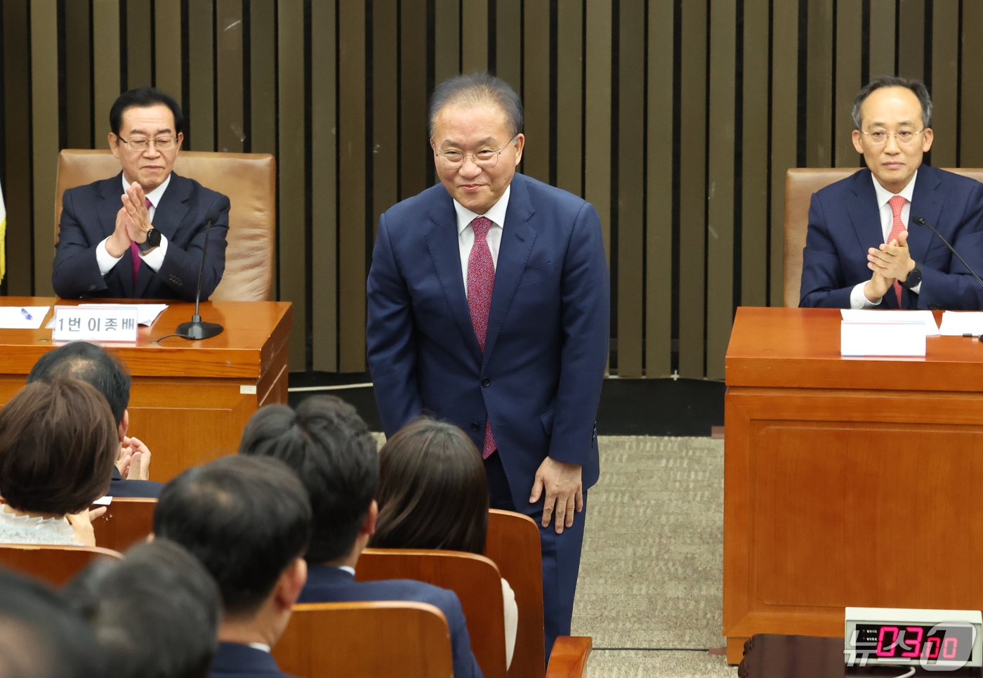 윤재옥 국민의힘 원내대표 겸 당 대표 권한대행이 8일 서울 여의도 국회에서 열린 &#39;2024 원내대표 선출을 위한 정견발표회&#39;에서 참석자들을 향해 인사를 하고 있다. 2024.5.8/뉴스1 ⓒ News1 송원영 기자