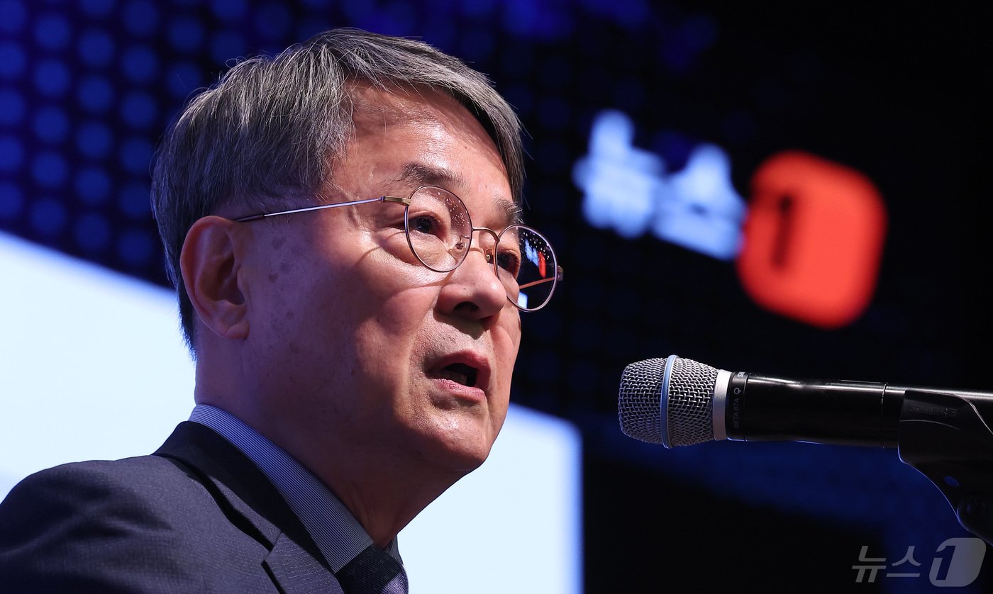 본문 이미지 - 이항구 자동차융합기술원장이 8일 서울 중구 대한상공회의소 국제회의장에서 열린 '뉴스1 미래포럼 2024'에서 '모빌리티 전환과 한국의 대응 과제'라는 주제로 기조연설을 하고 있다.  2024.5.8/뉴스1 ⓒ News1 김성진 기자