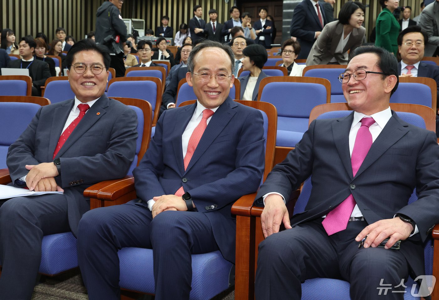 국민의힘 송석준&#40;왼쪽부터&#41;, 추경호, 이종배 원내대표 후보자가 8일 서울 여의도 국회에서 열린 원내대표 선출을 위한 정견발표회에 참석하고 있다.2024.5.8/뉴스1 ⓒ News1 송원영 기자