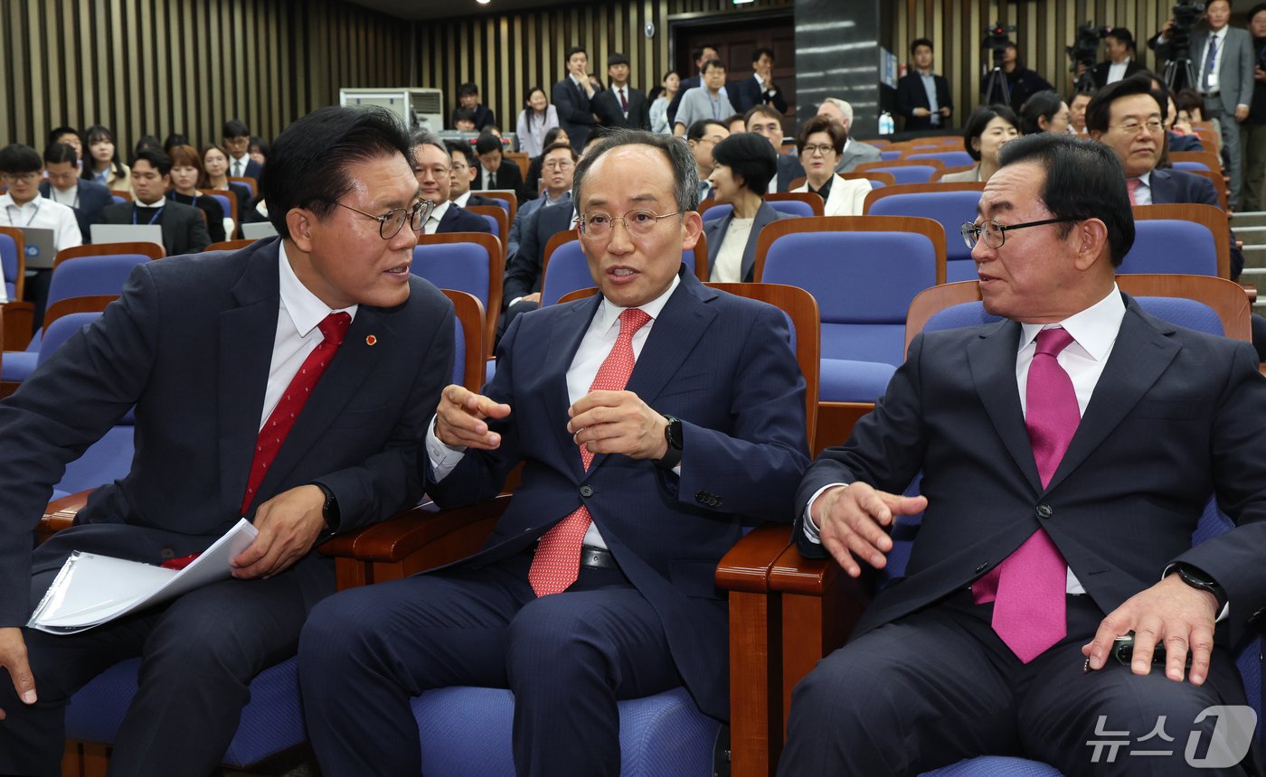 국민의힘 송석준&#40;왼쪽부터&#41;, 추경호, 이종배 원내대표 후보자가 8일 서울 여의도 국회에서 열린 원내대표 선출을 위한 정견발표회에서 대화를 나누고 있다. 2024.5.8/뉴스1 ⓒ News1 송원영 기자