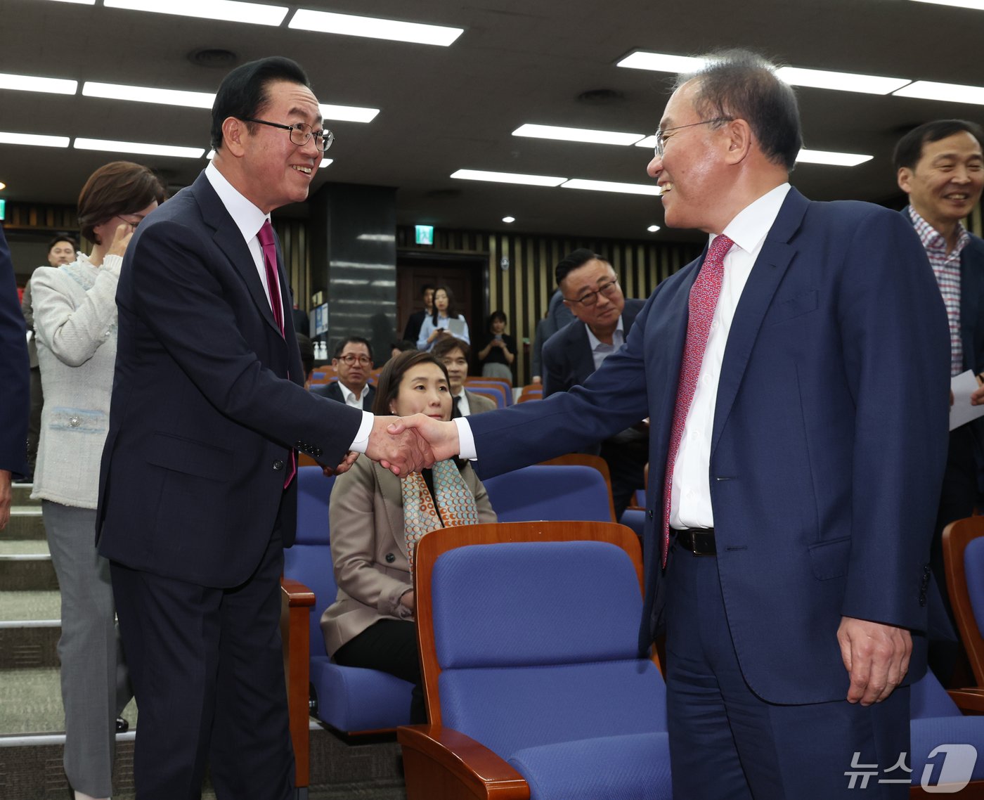 윤재옥 국민의힘 원내대표 겸 당 대표 권한대행이 8일 서울 여의도 국회에서 열린 &#39;2024 원내대표 선출을 위한 정견발표회&#39;에서 이종배 원내대표 후보자와 인사를 나누고 있다. 2024.5.8/뉴스1 ⓒ News1 송원영 기자